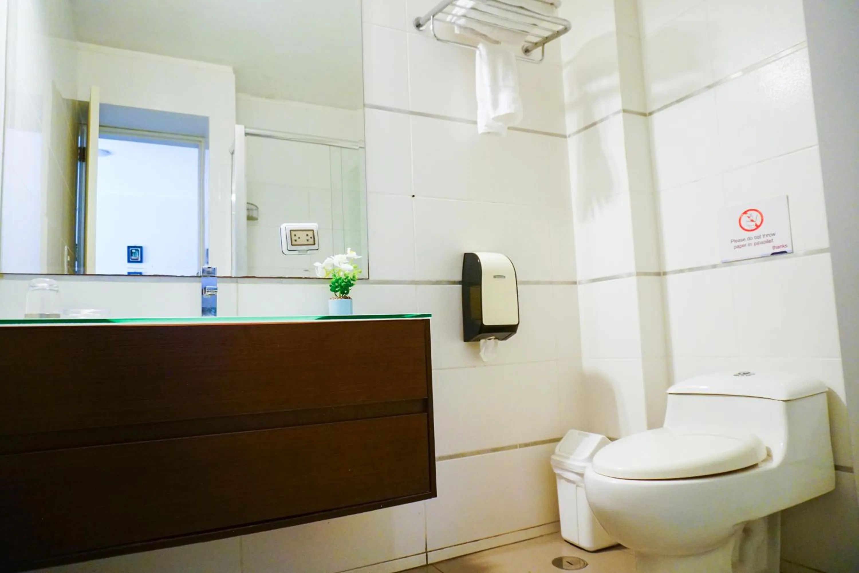 Shower in Apart Hotel Petit Palace Suites