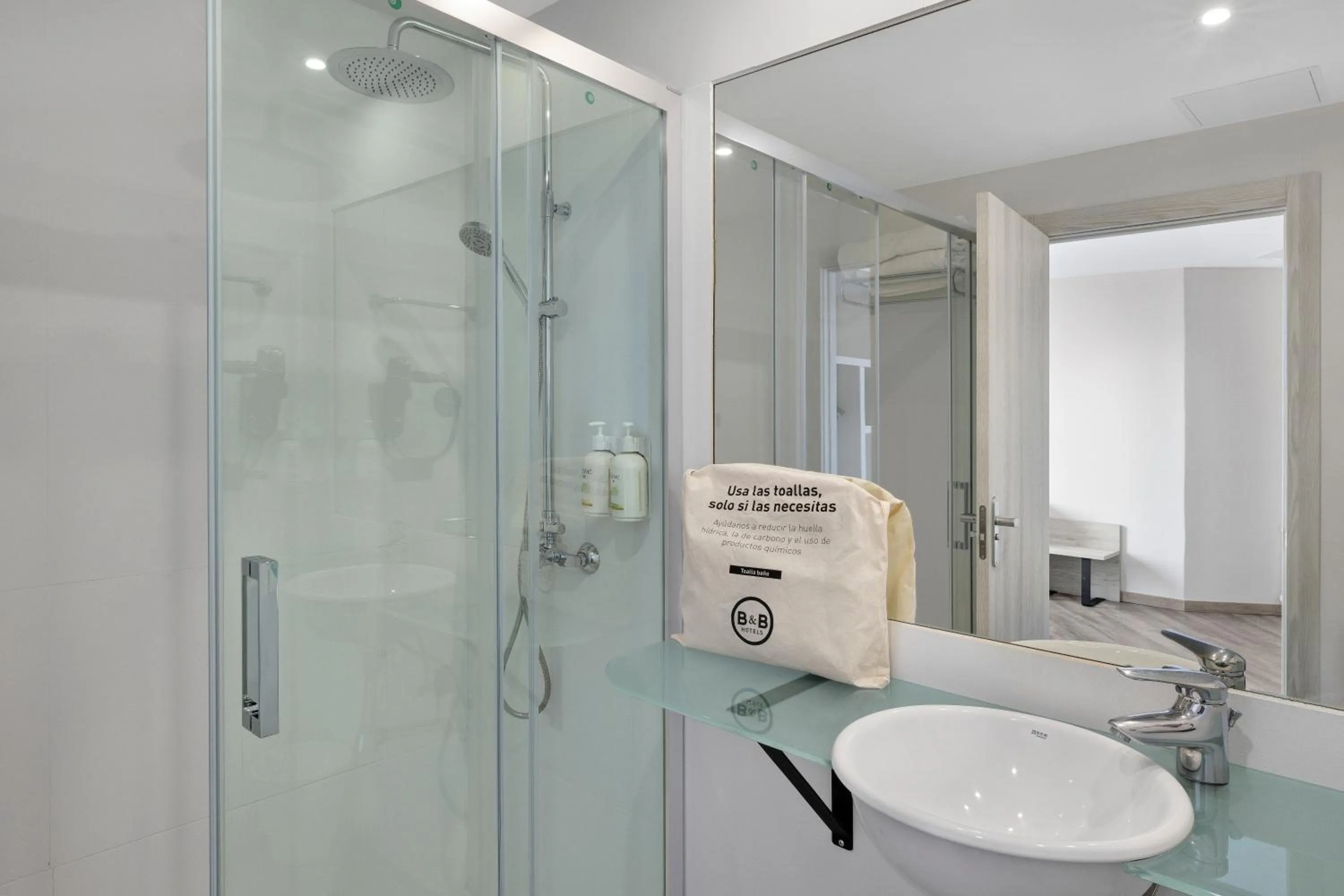 Bathroom in B&B HOTEL Vigo