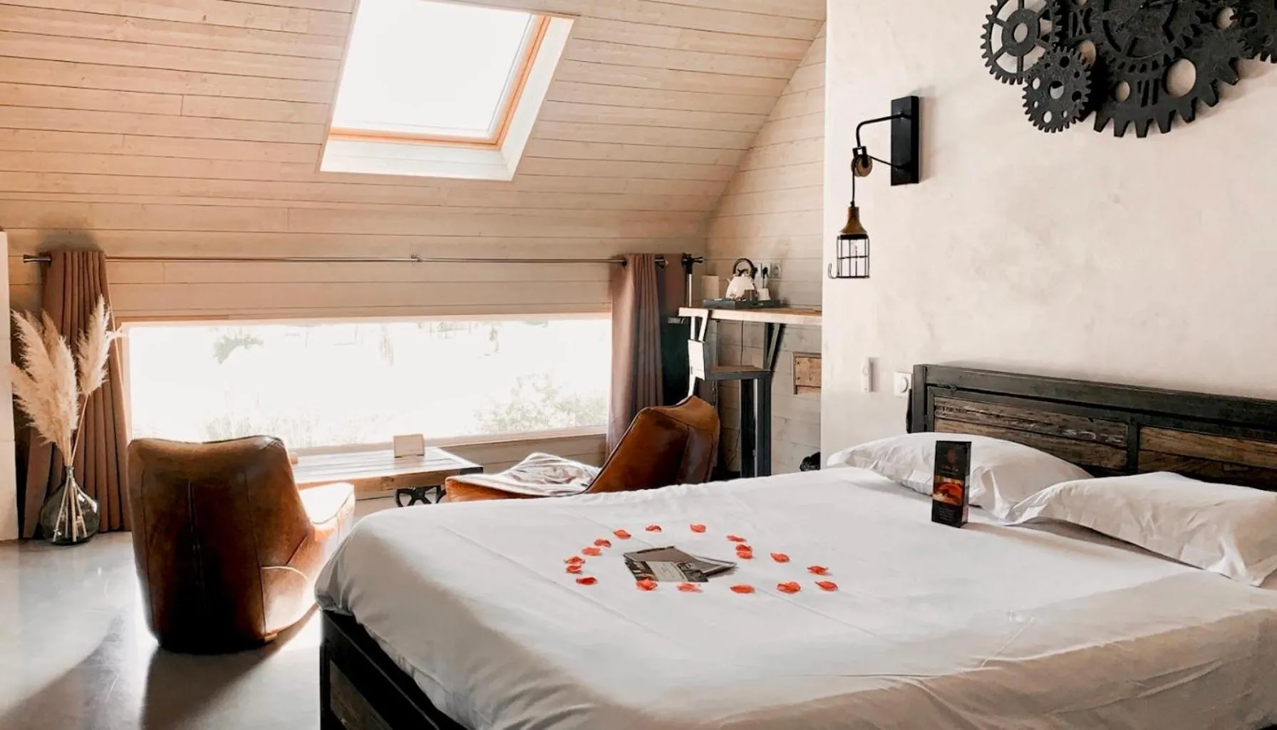 Photo of the whole room, Bed in Abri Cosy - Suite Romantique en Camargue