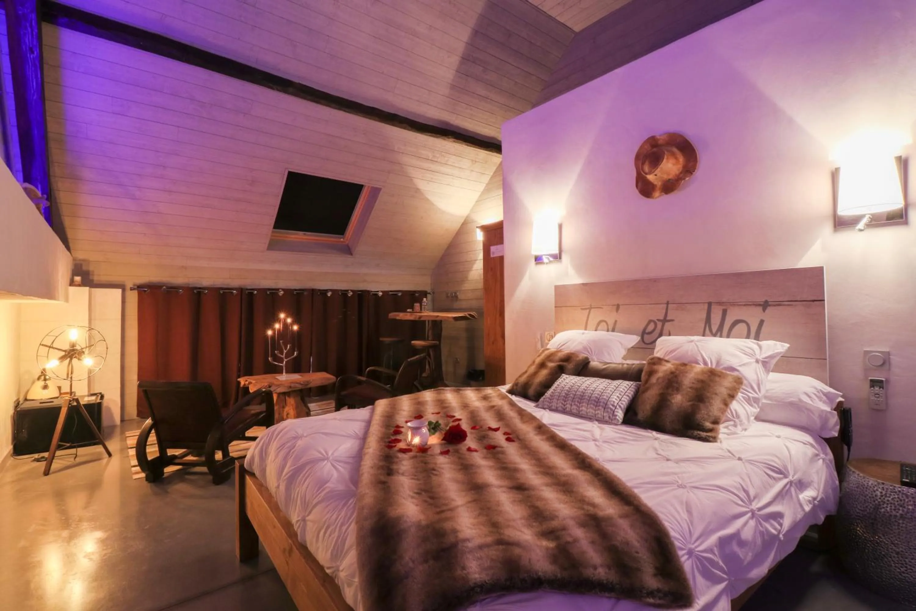 Photo of the whole room, Bed in Abri Cosy - Suite Romantique en Camargue