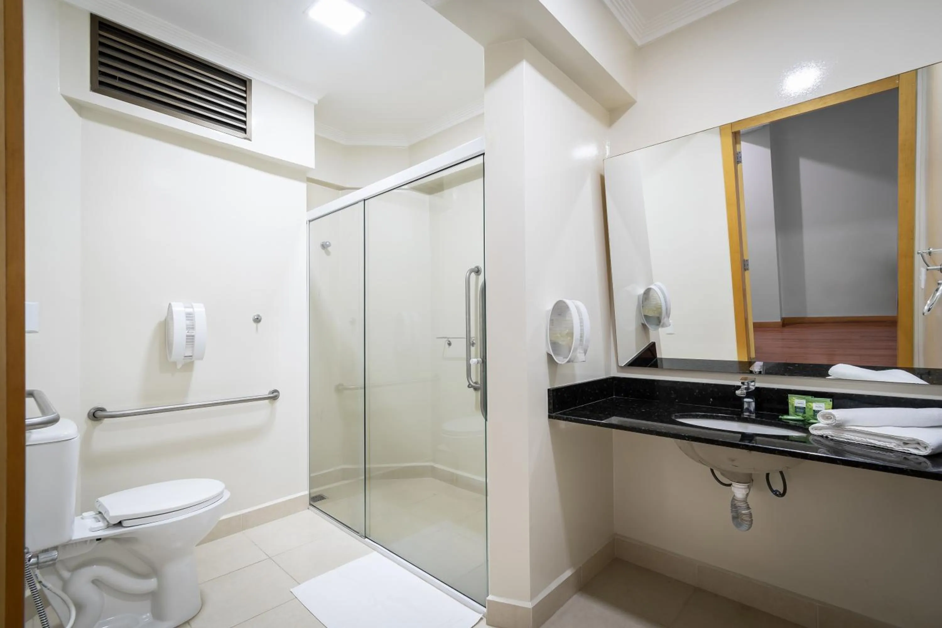 Shower in Brivali Hotel e Eventos