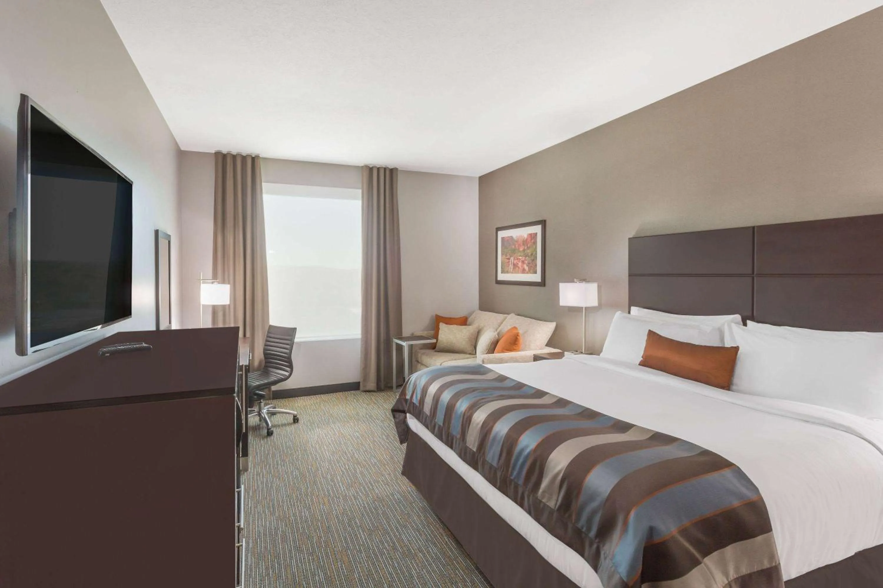 Photo of the whole room, Bed in Wingate by Wyndham Hurricane Zion National Park