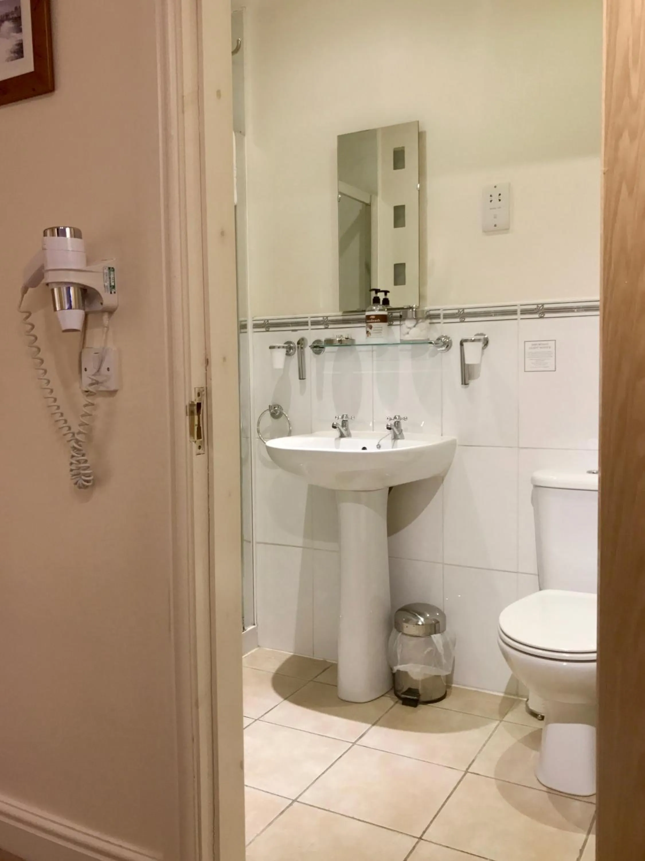 Toilet in Glenlossie Guest House