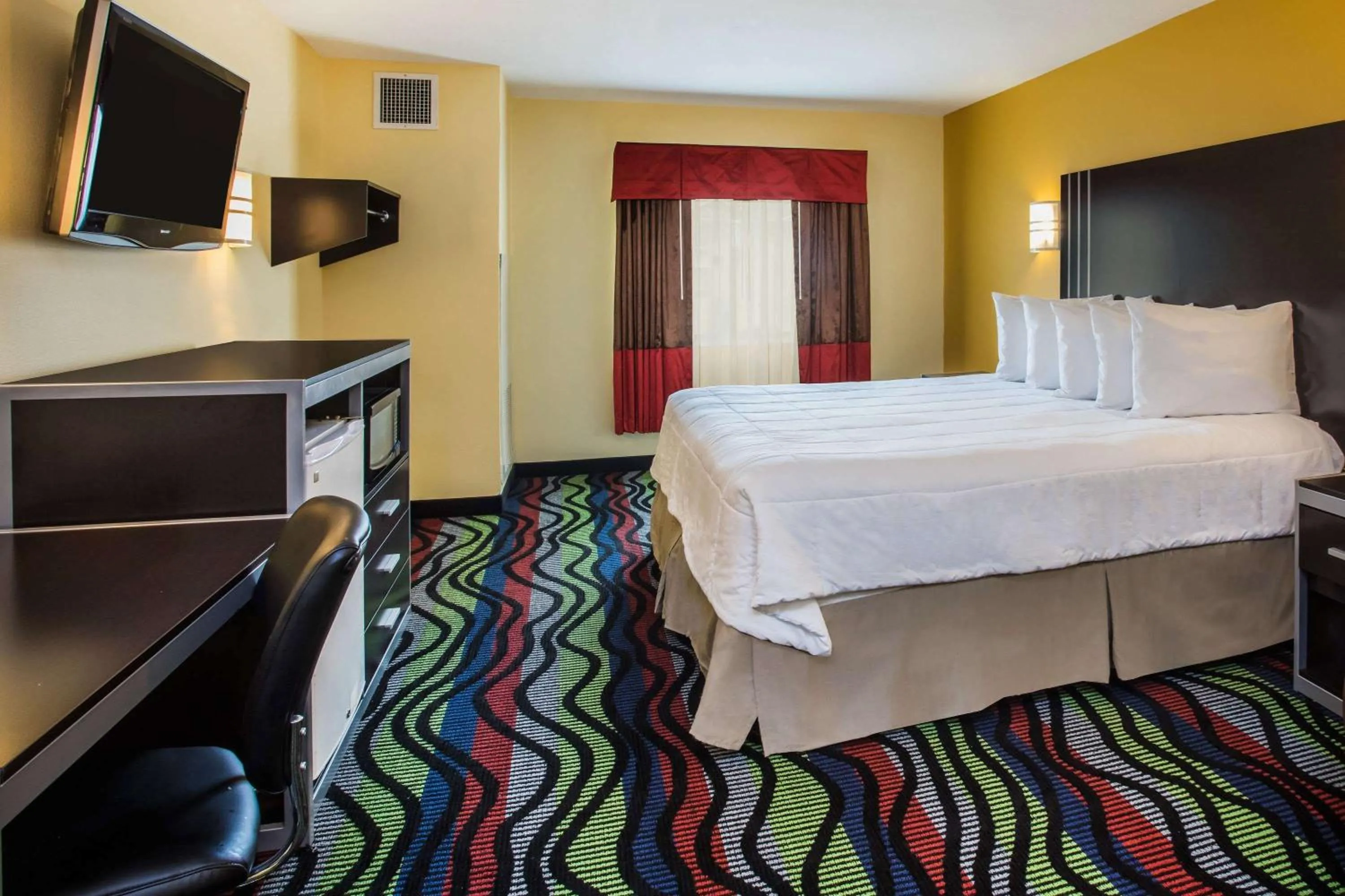 Photo of the whole room, Bed in Days Inn & Suites by Wyndham Augusta Near Fort Eisenhower
