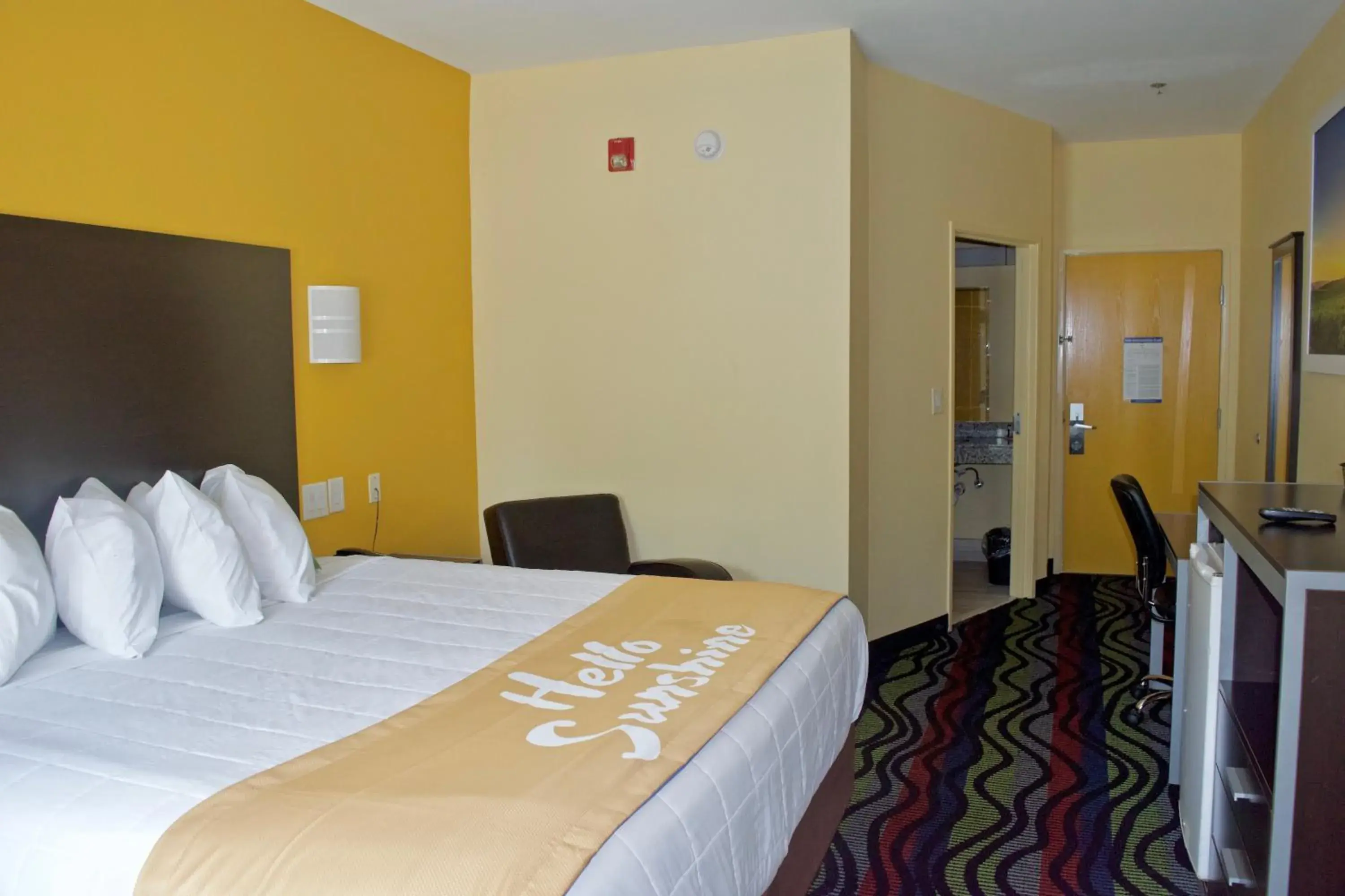 King Room - Mobility Access/Non-Smoking in Days Inn & Suites by Wyndham Augusta Near Fort Eisenhower King Room - Mobility Access/Non-Smoking in Days Inn & Suites by Wyndham Augusta Near Fort Eisenhower