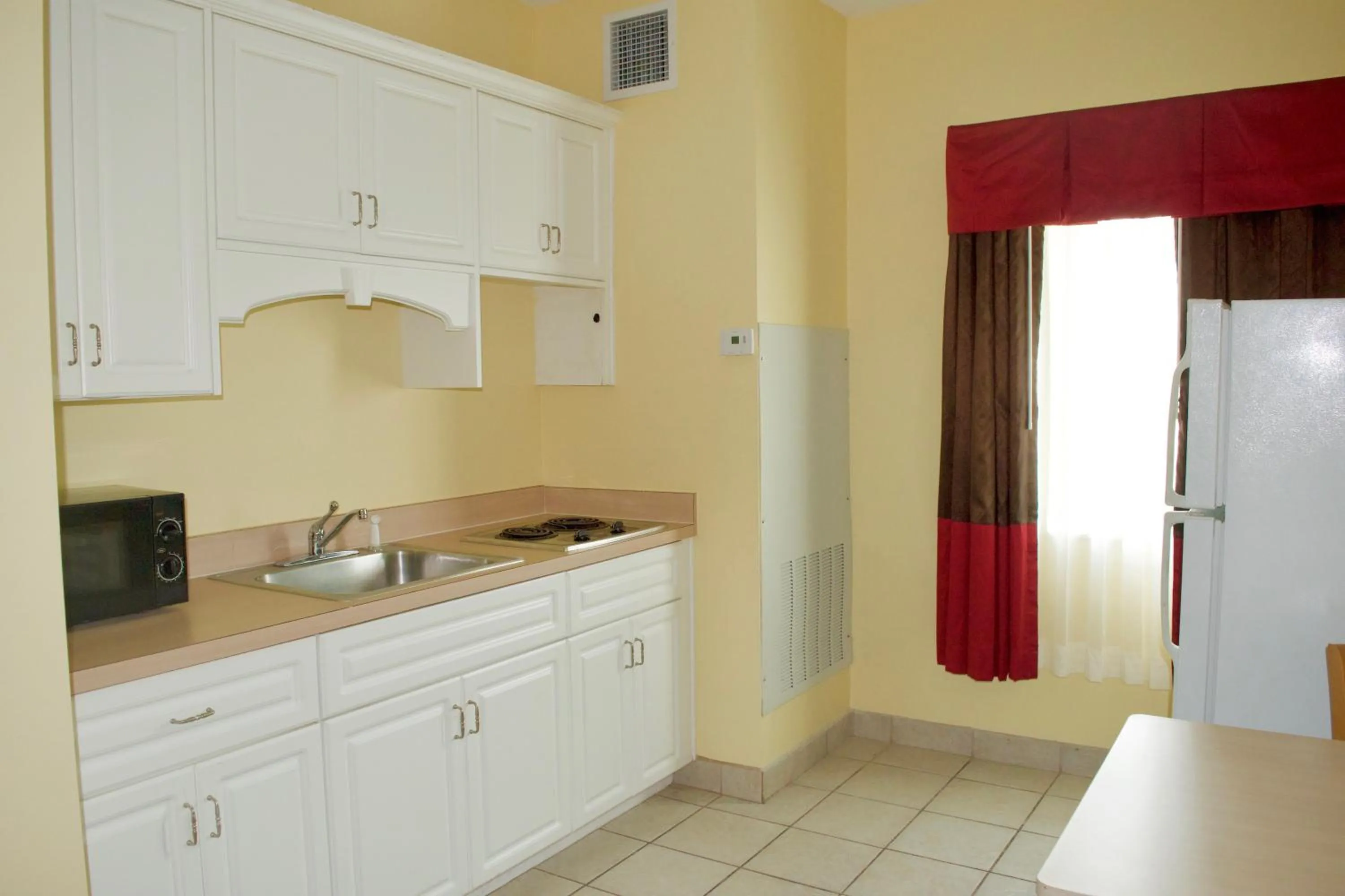 Kitchen or kitchenette in Days Inn & Suites by Wyndham Augusta Near Fort Eisenhower