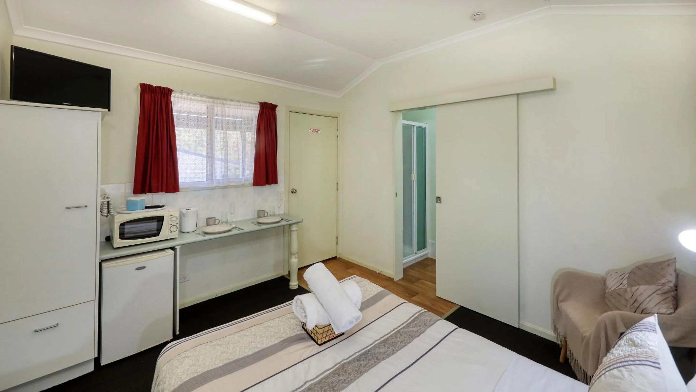 microwave, Bed in Silver Wattle Cabins