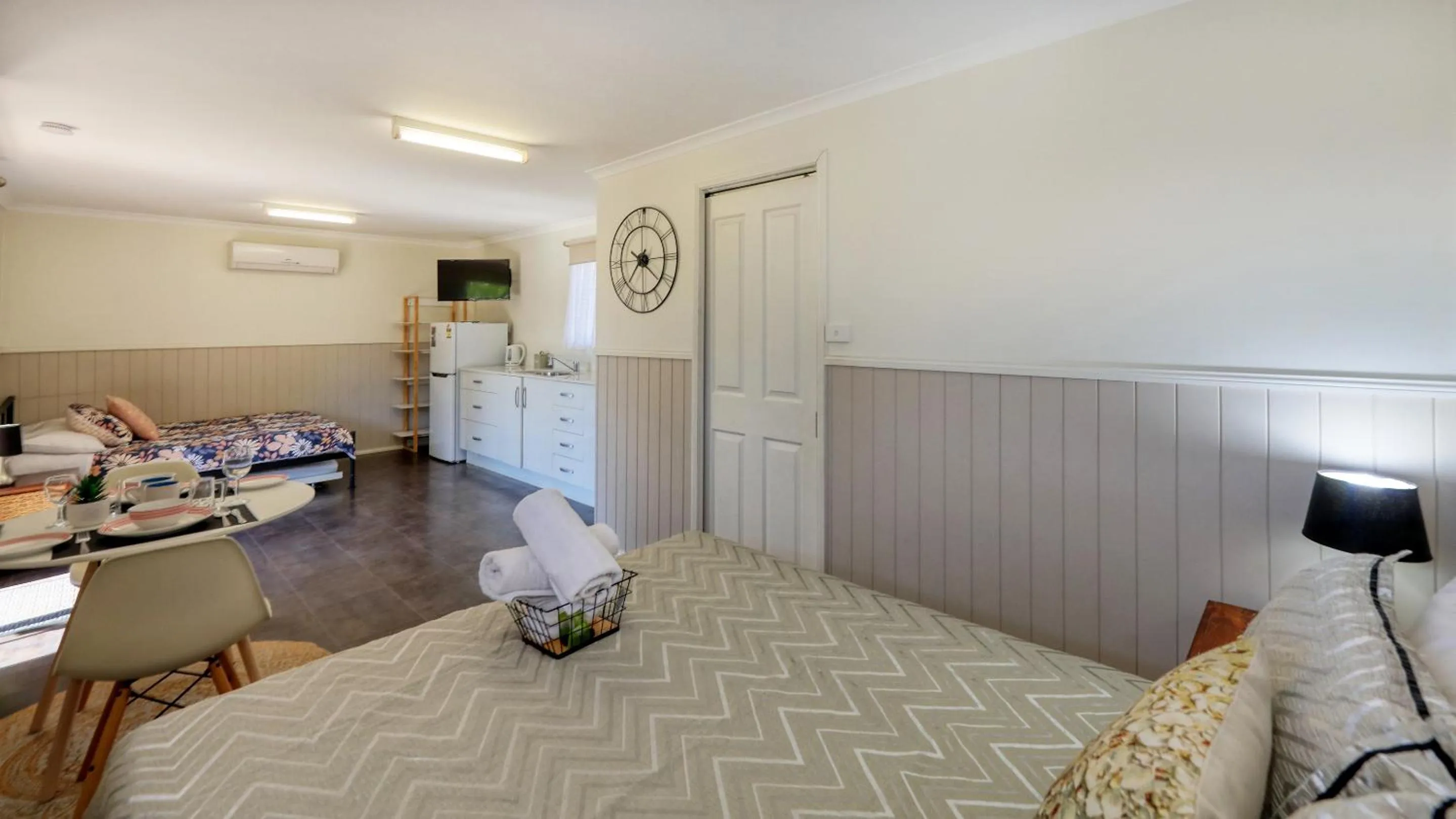 towels, Bed in Silver Wattle Cabins
