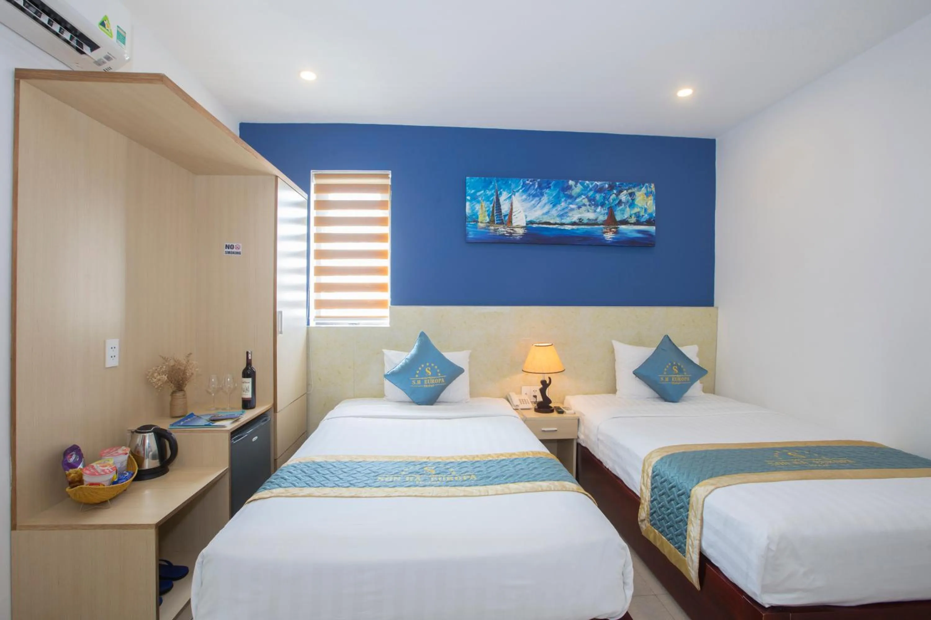 Photo of the whole room, Bed in Maxhome Luxury Hotel