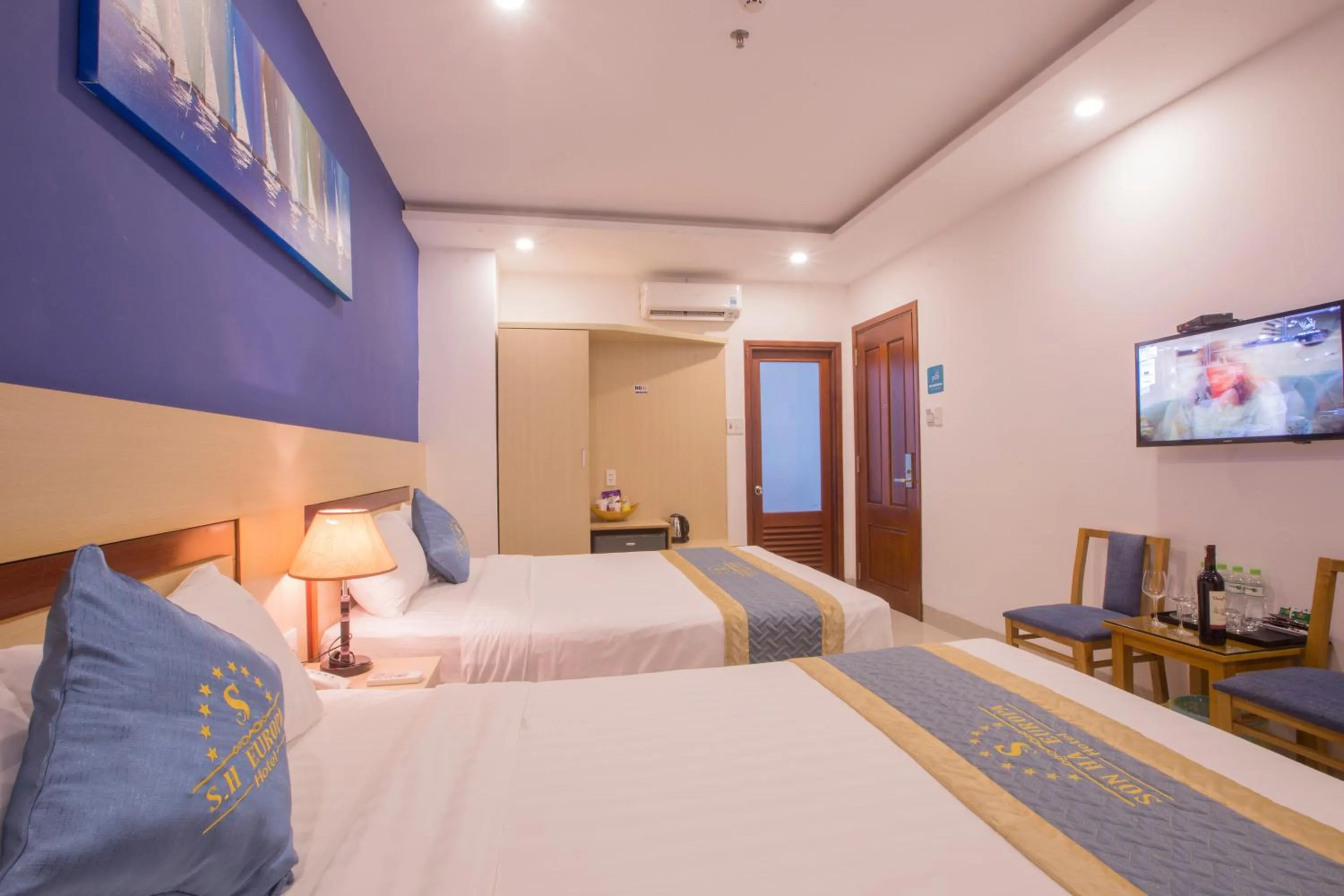 Photo of the whole room, Bed in Maxhome Luxury Hotel