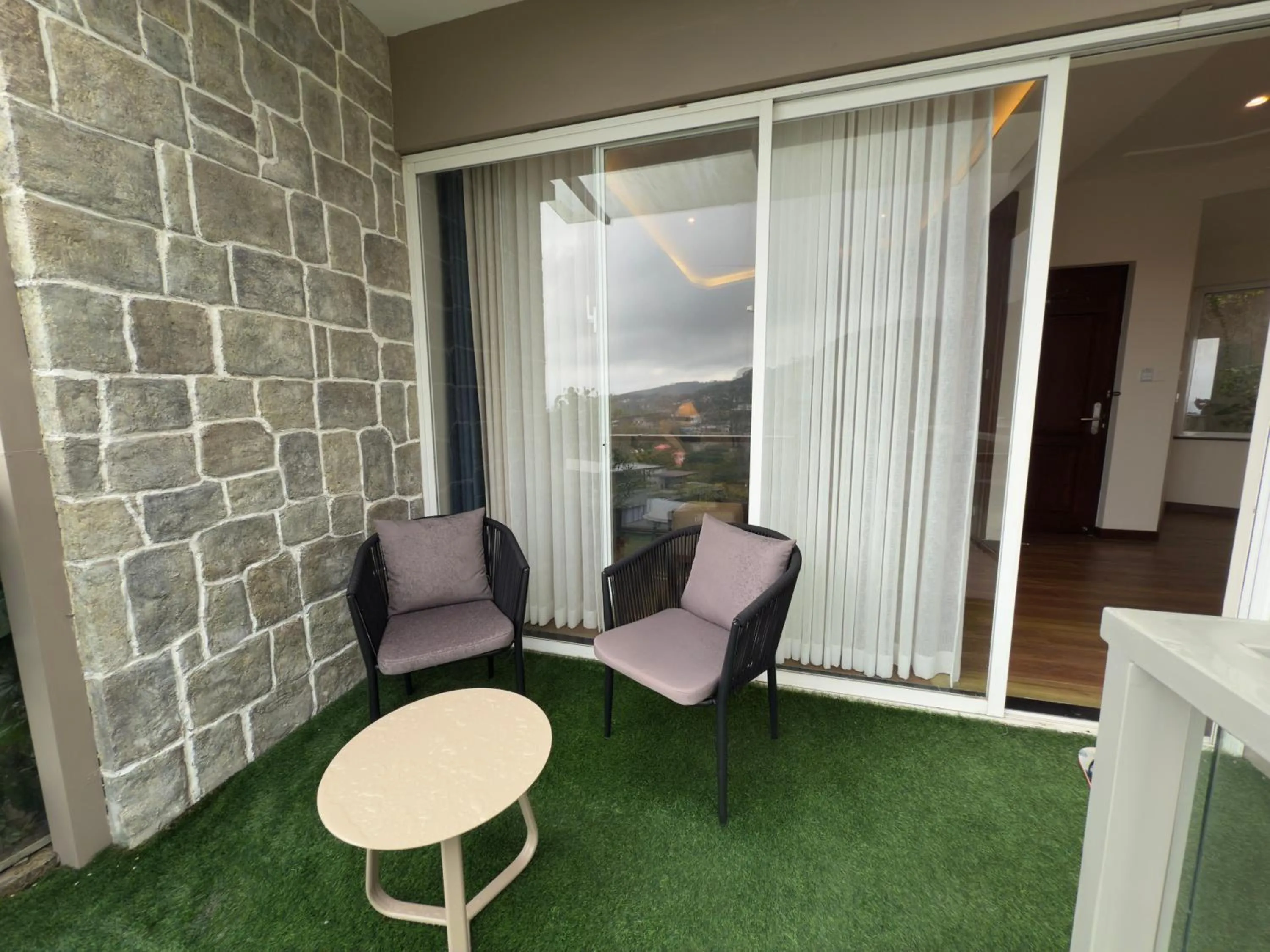 Balcony/Terrace in Skyloft Kandy by Aaradhya