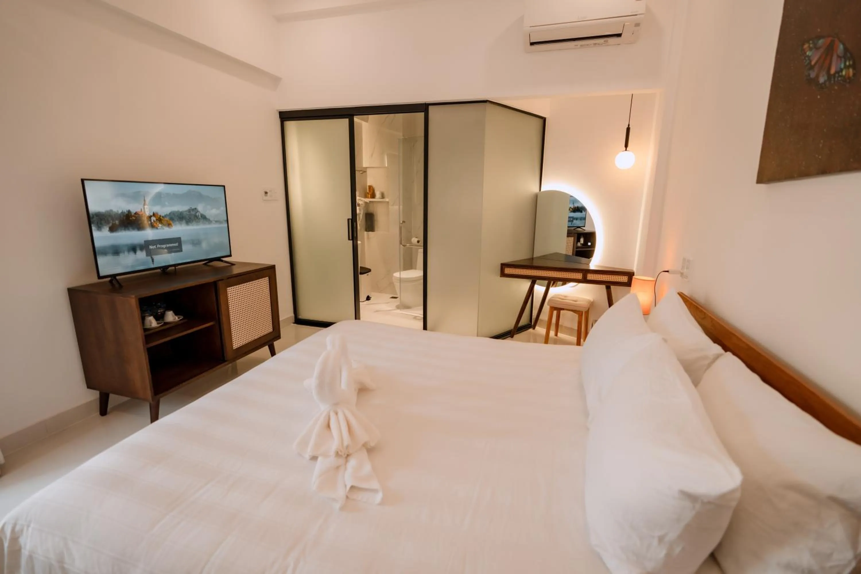 TV and multimedia, Bed in Hue River Side Villa