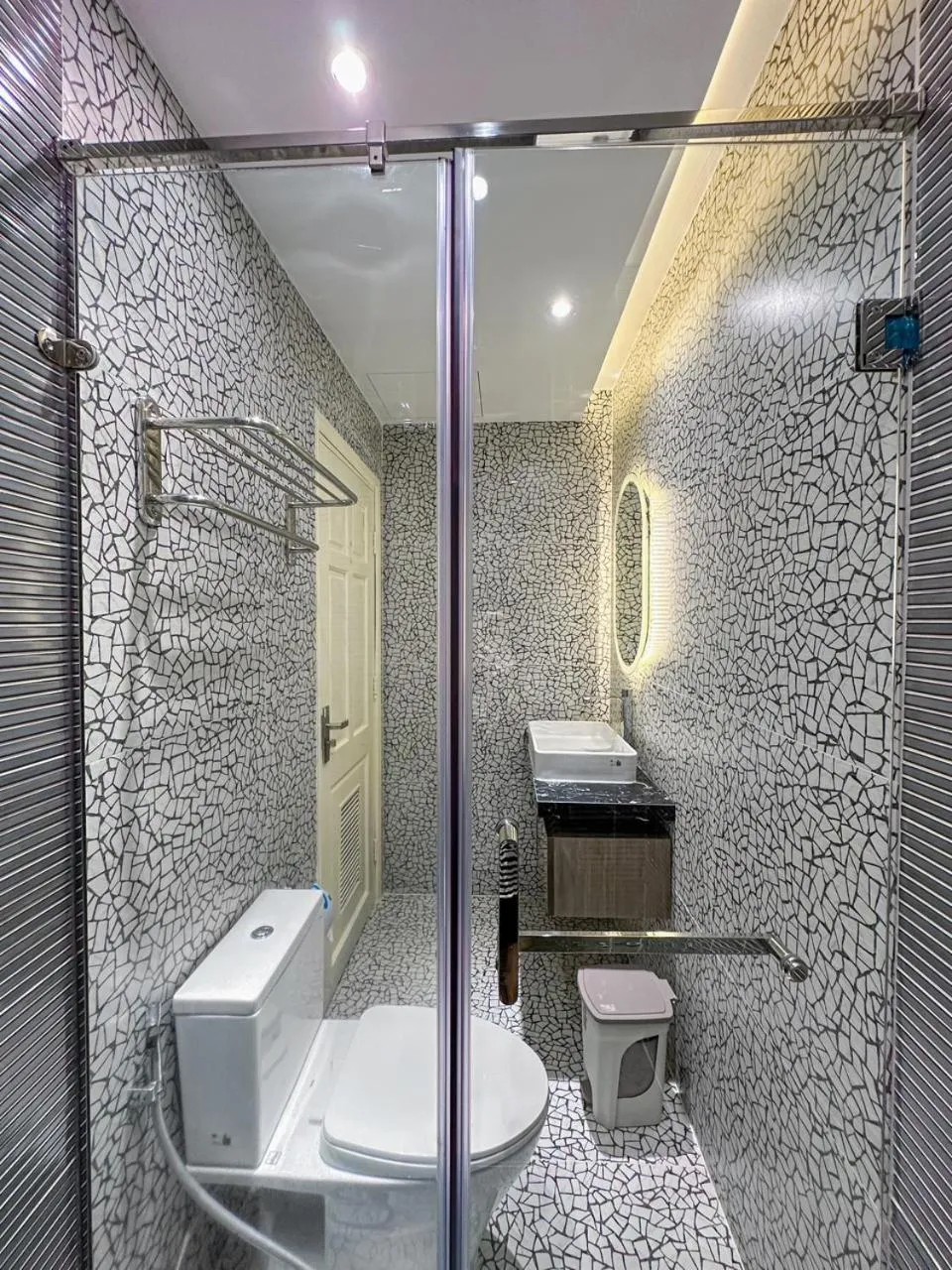 Shower in Hai Long Hotel