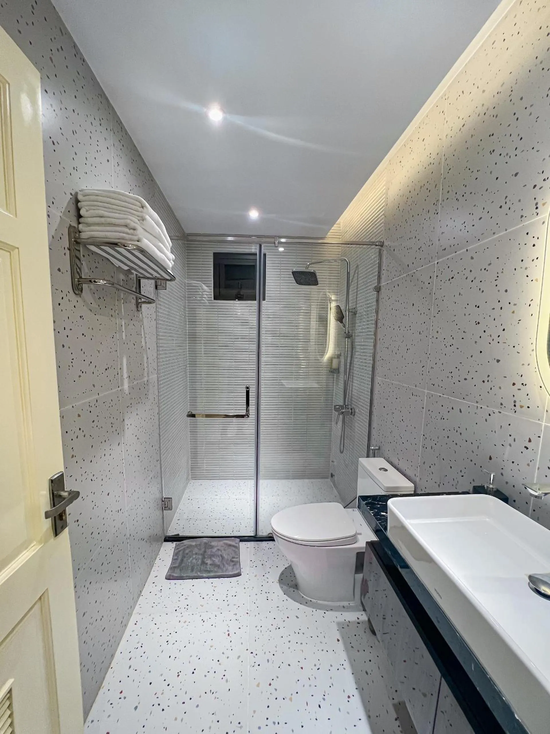 Shower in Hai Long Hotel