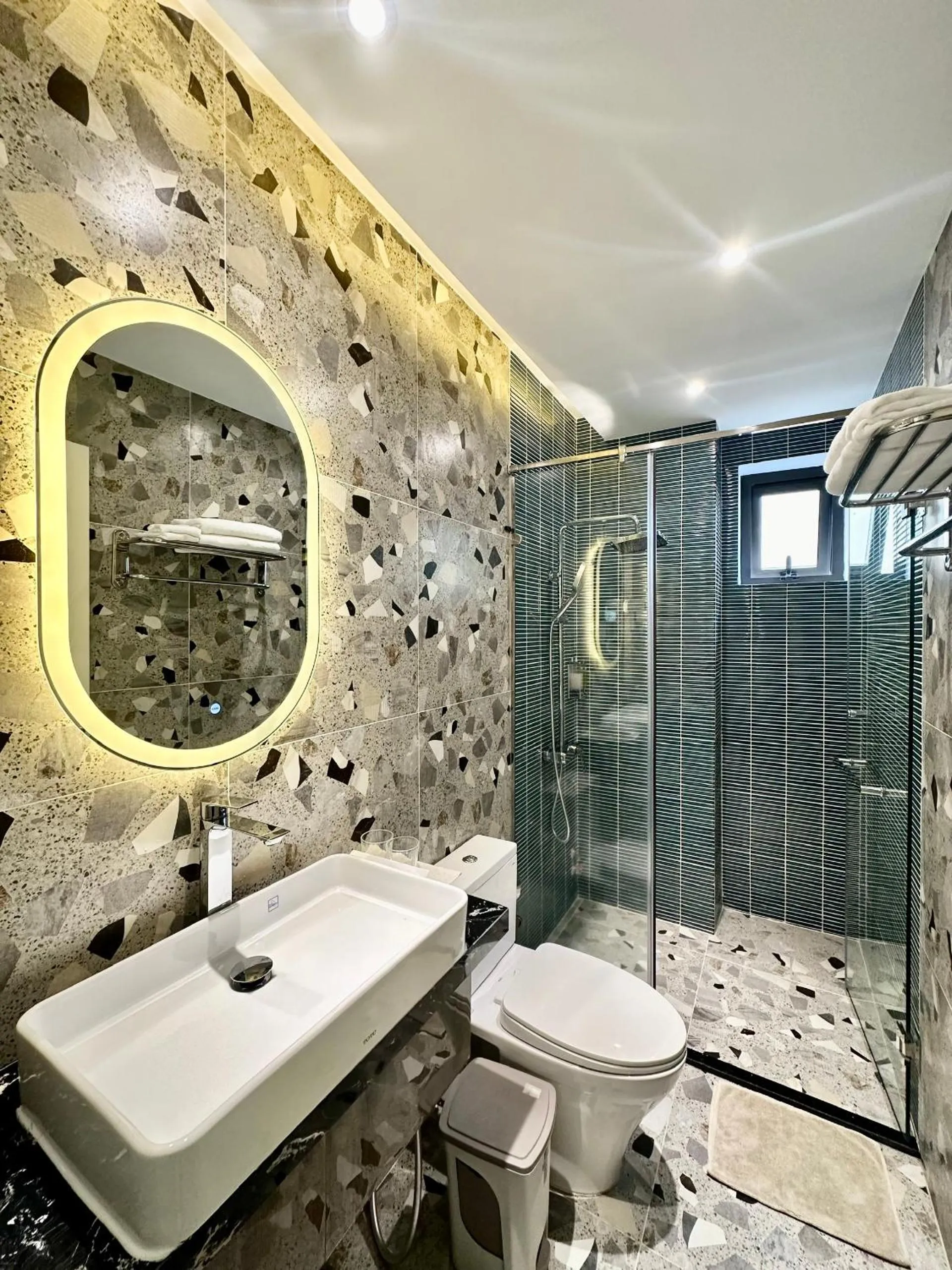 Shower in Hai Long Hotel