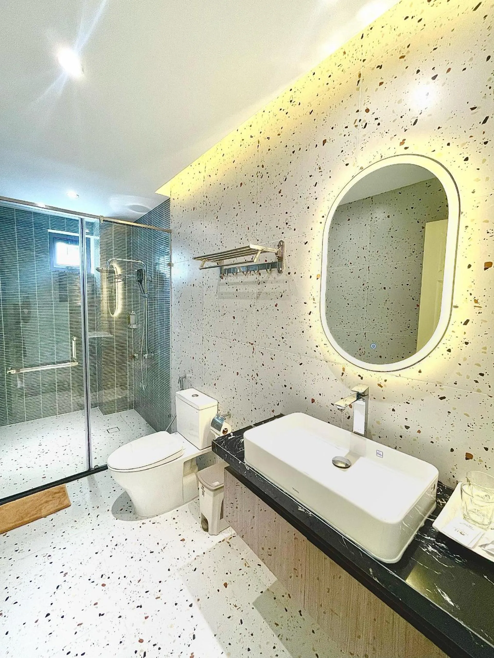 Shower in Hai Long Hotel