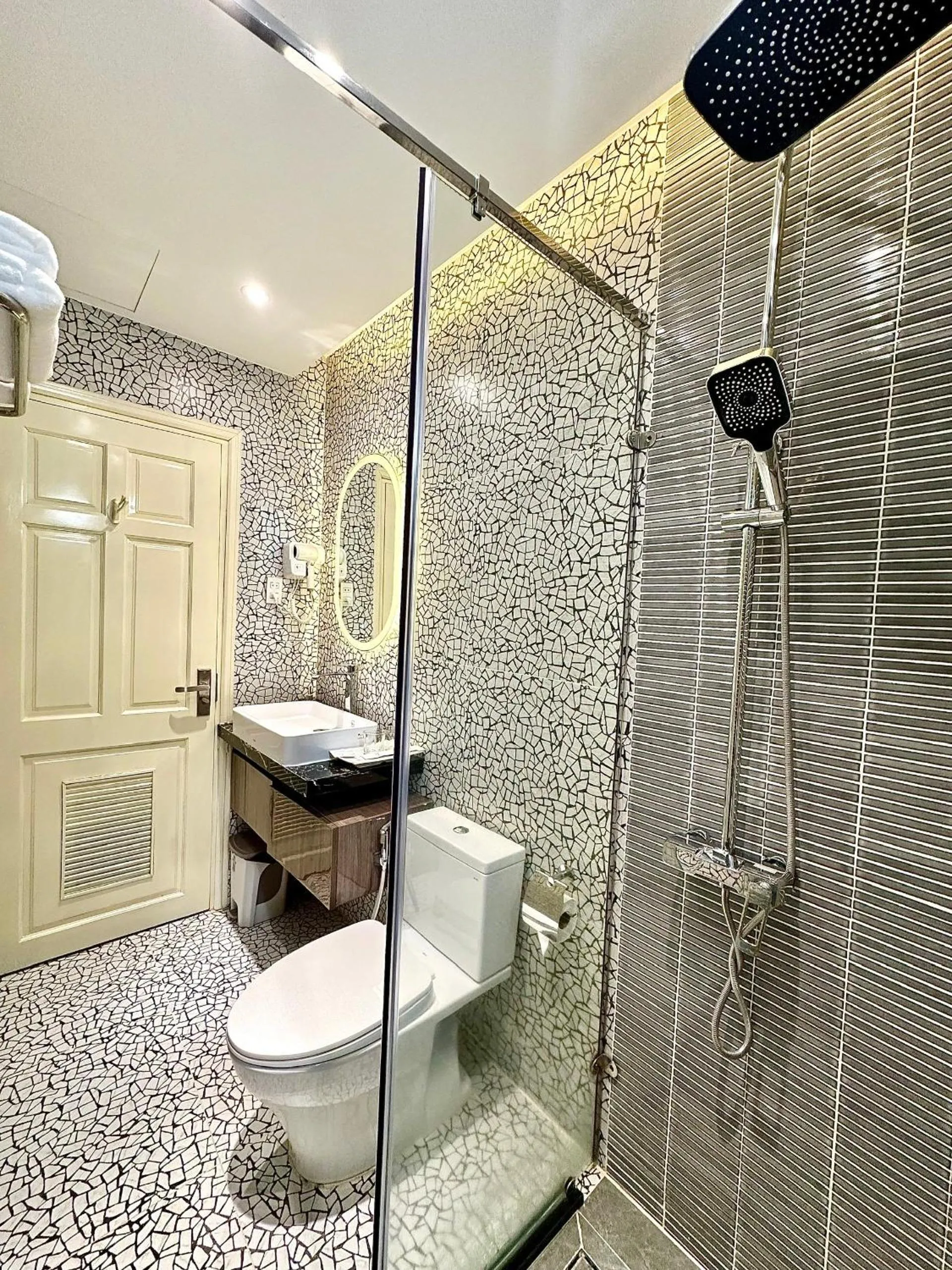 Shower in Hai Long Hotel