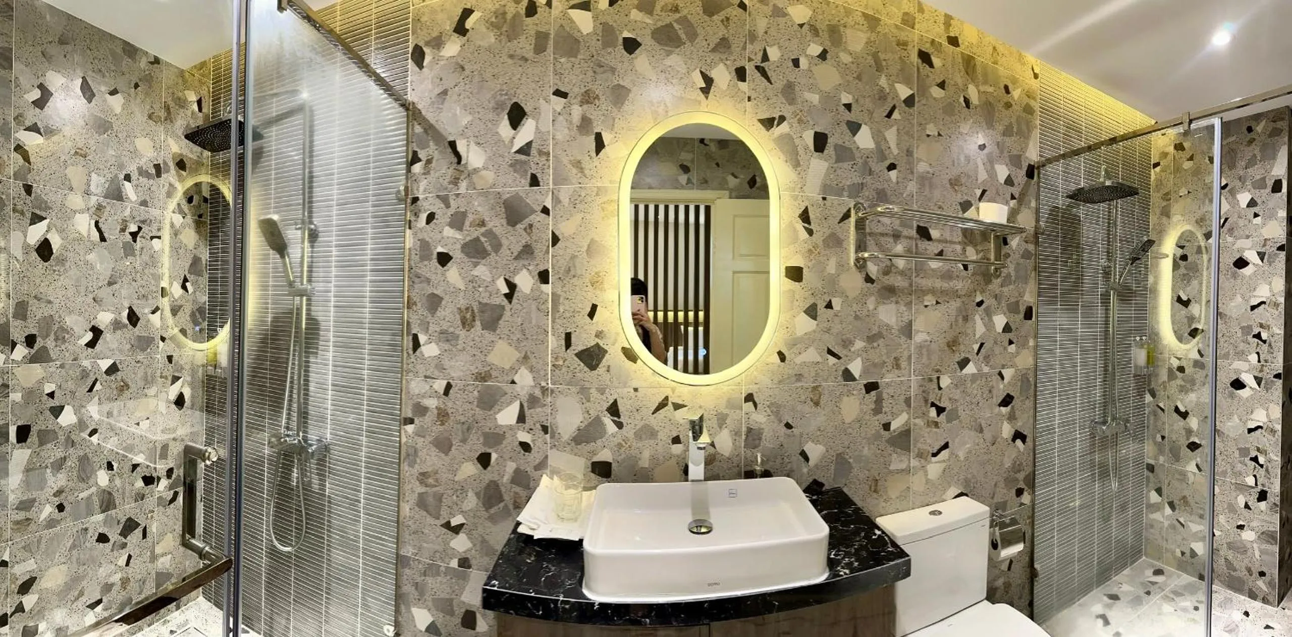 Shower in Hai Long Hotel