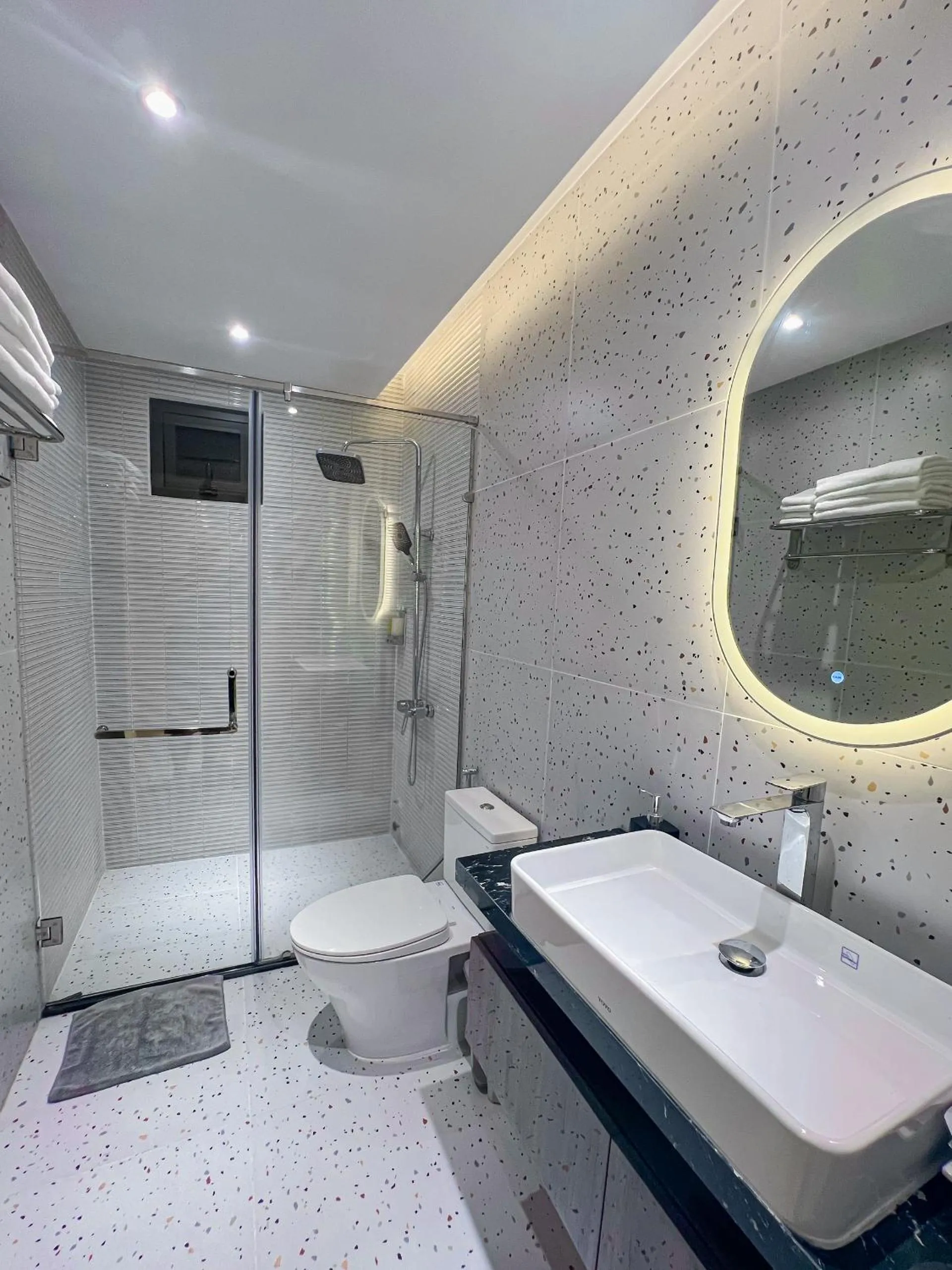 Shower in Hai Long Hotel