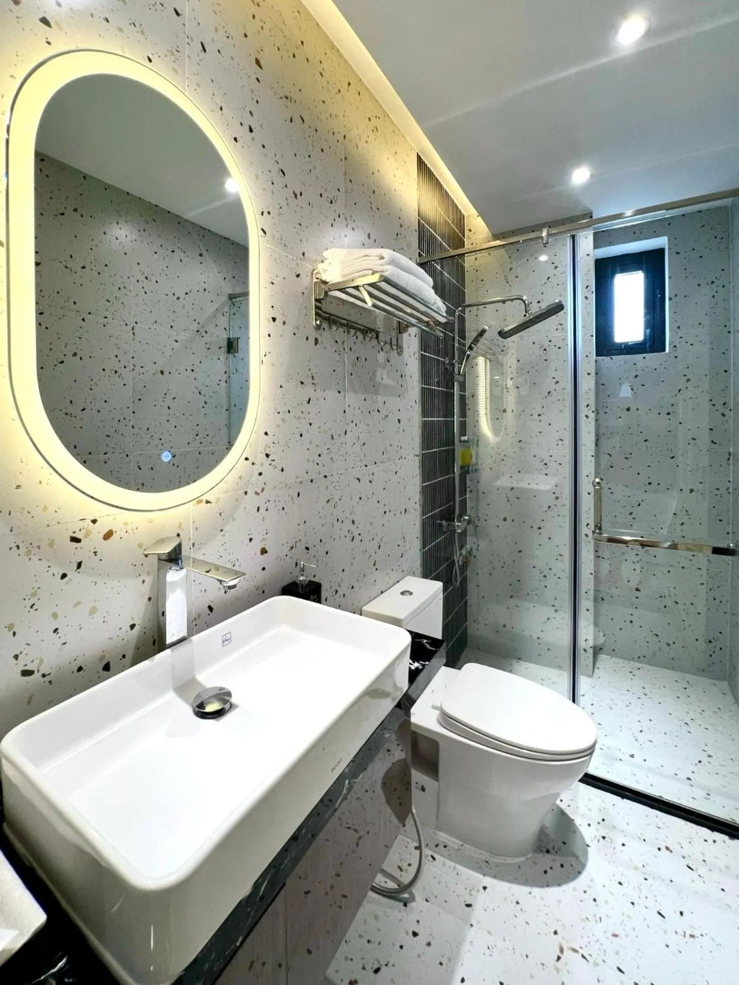 Shower in Hai Long Hotel