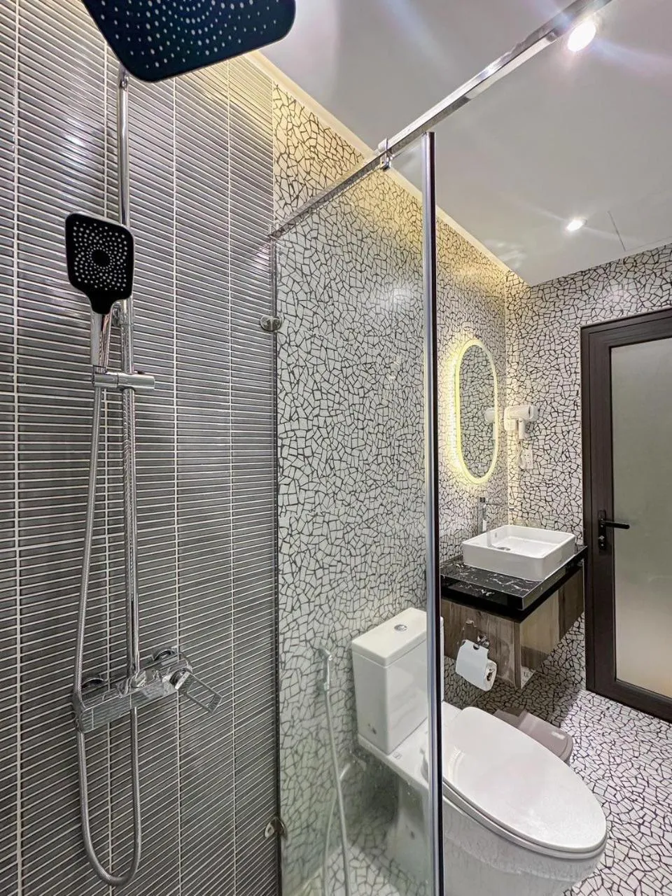 Shower in Hai Long Hotel