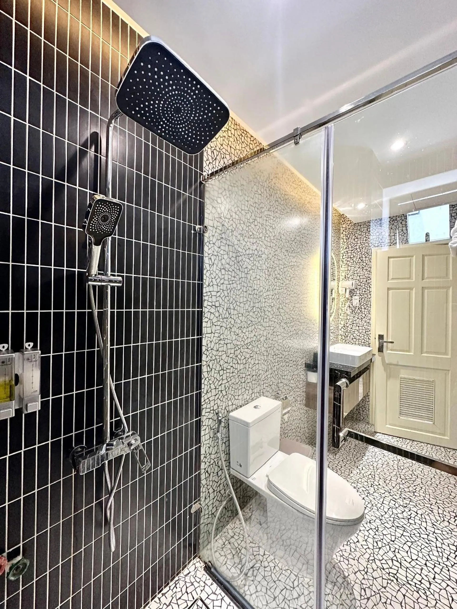 Shower in Hai Long Hotel