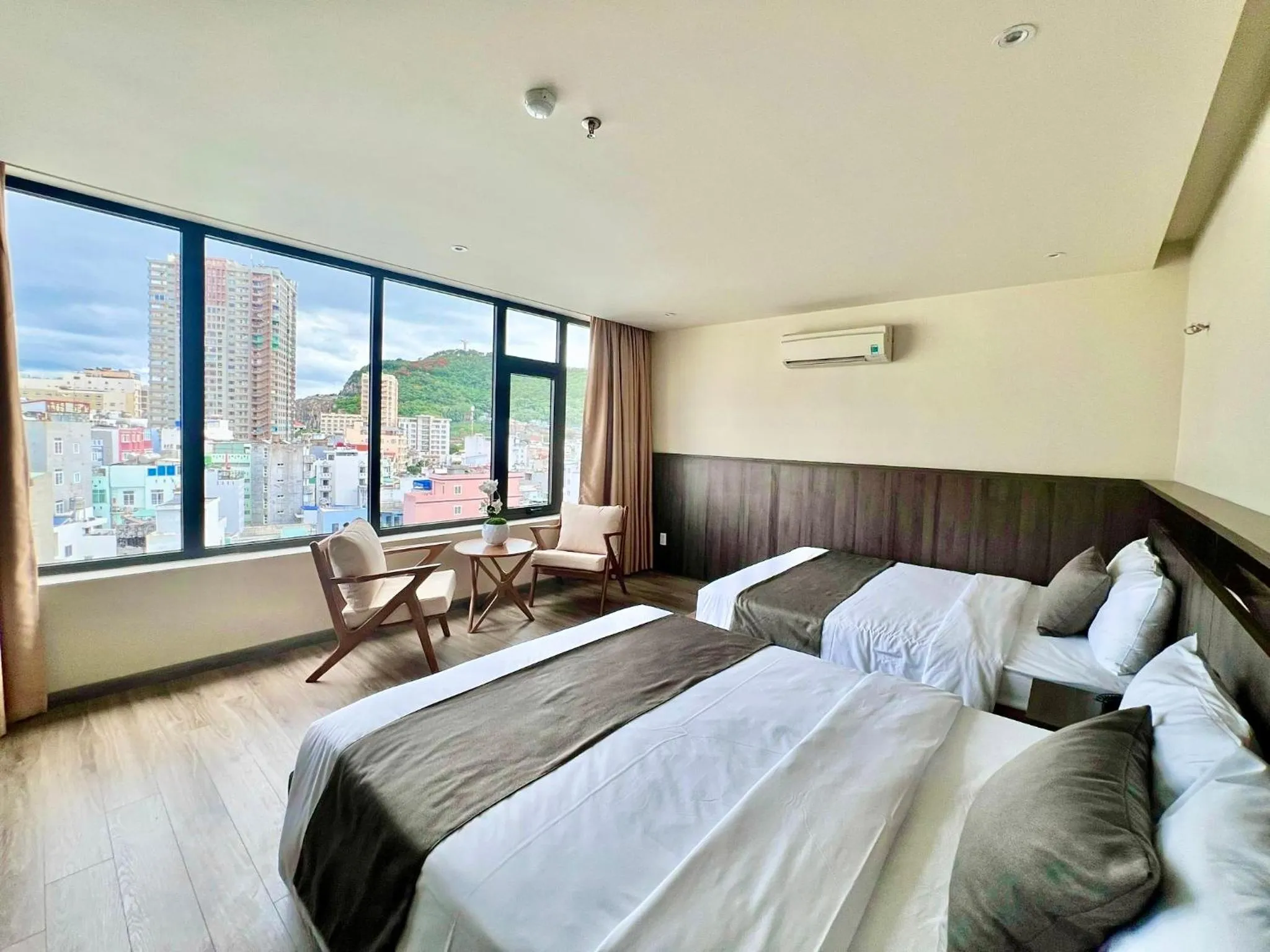 Living room, Bed in Hai Long Hotel