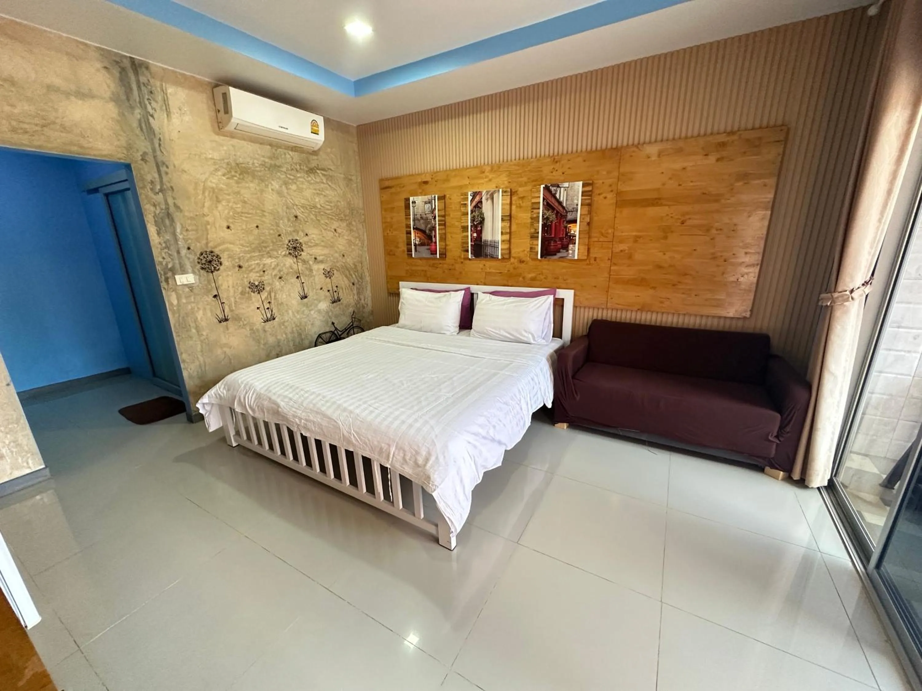 Photo of the whole room, Bed in Jingle Bells Resort