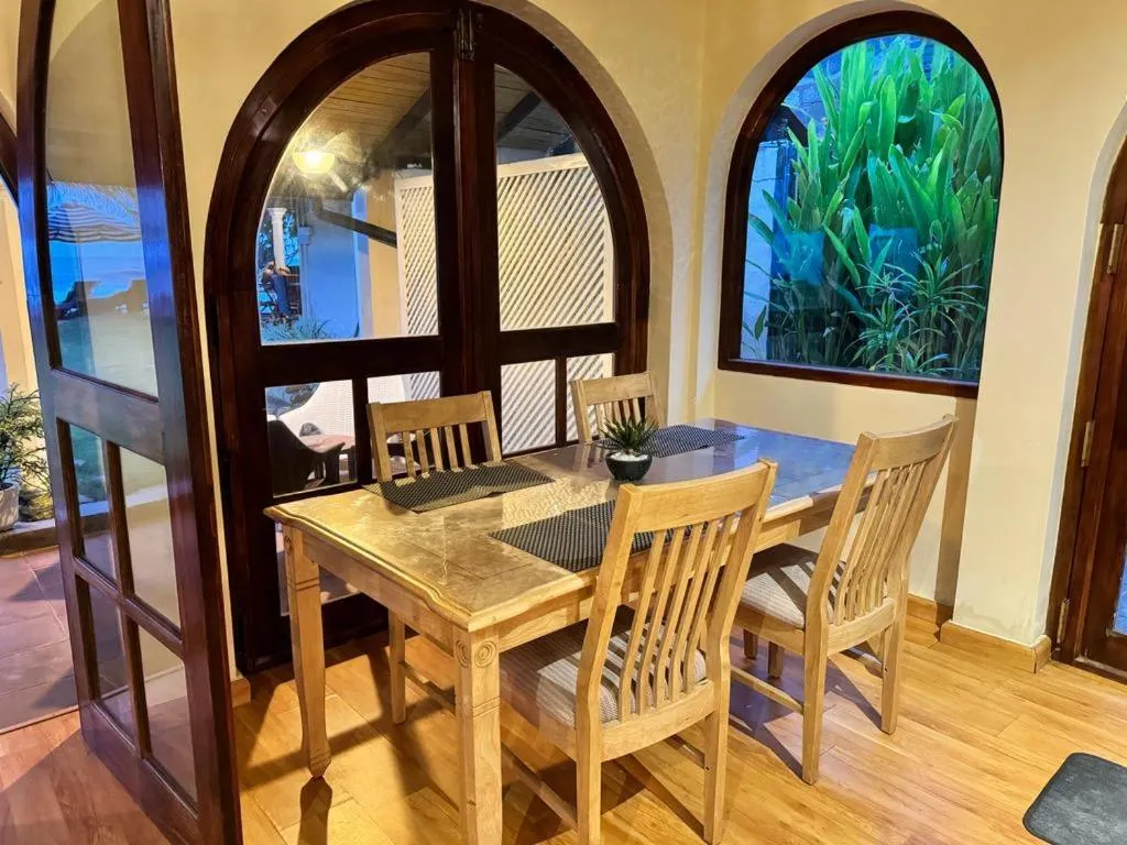 Dining area in Isle of Thalpe