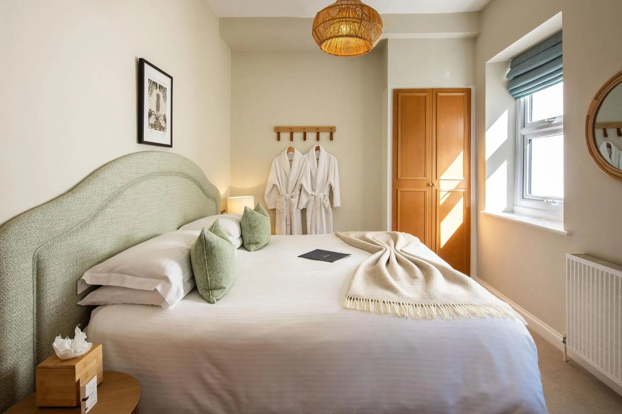 Landmark view, Bed in The Moorings Hotel & Restaurant