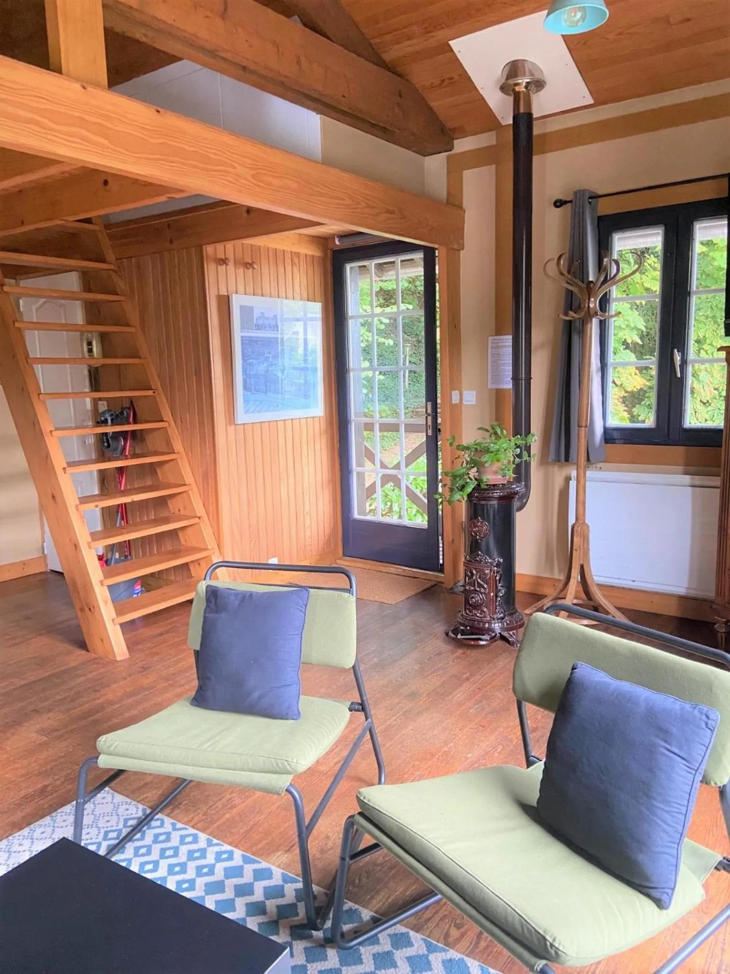 Living room in Le chalet bucolique au bord de l'eau