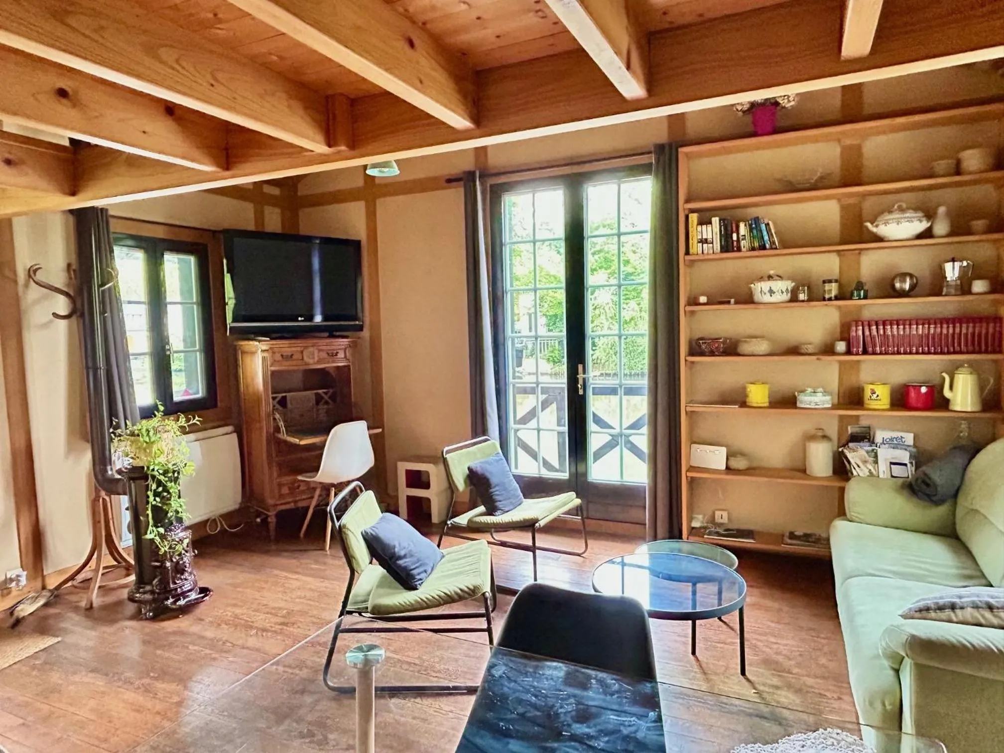 Living room in Le chalet bucolique au bord de l'eau