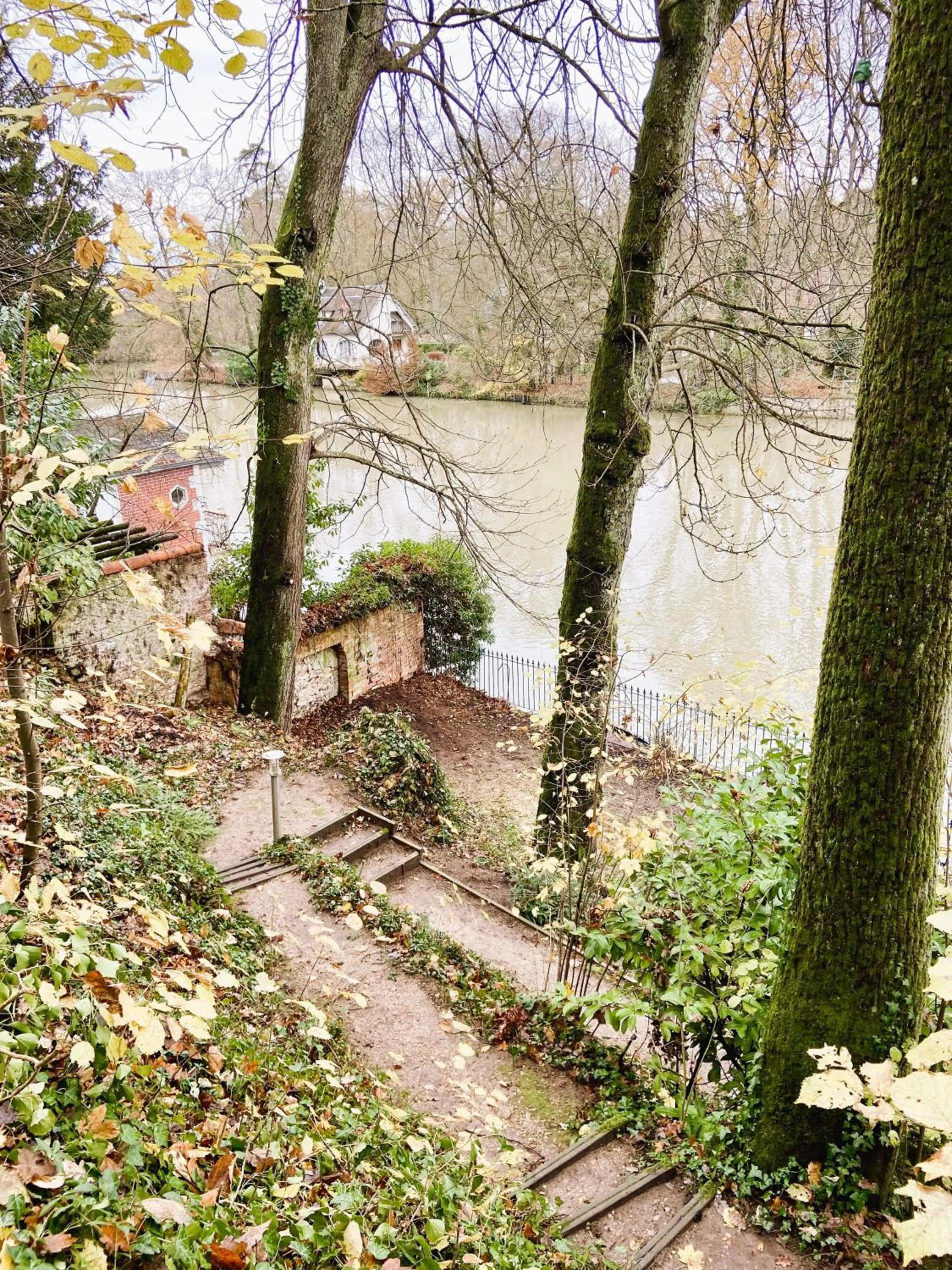 Garden in Le chalet bucolique au bord de l'eau