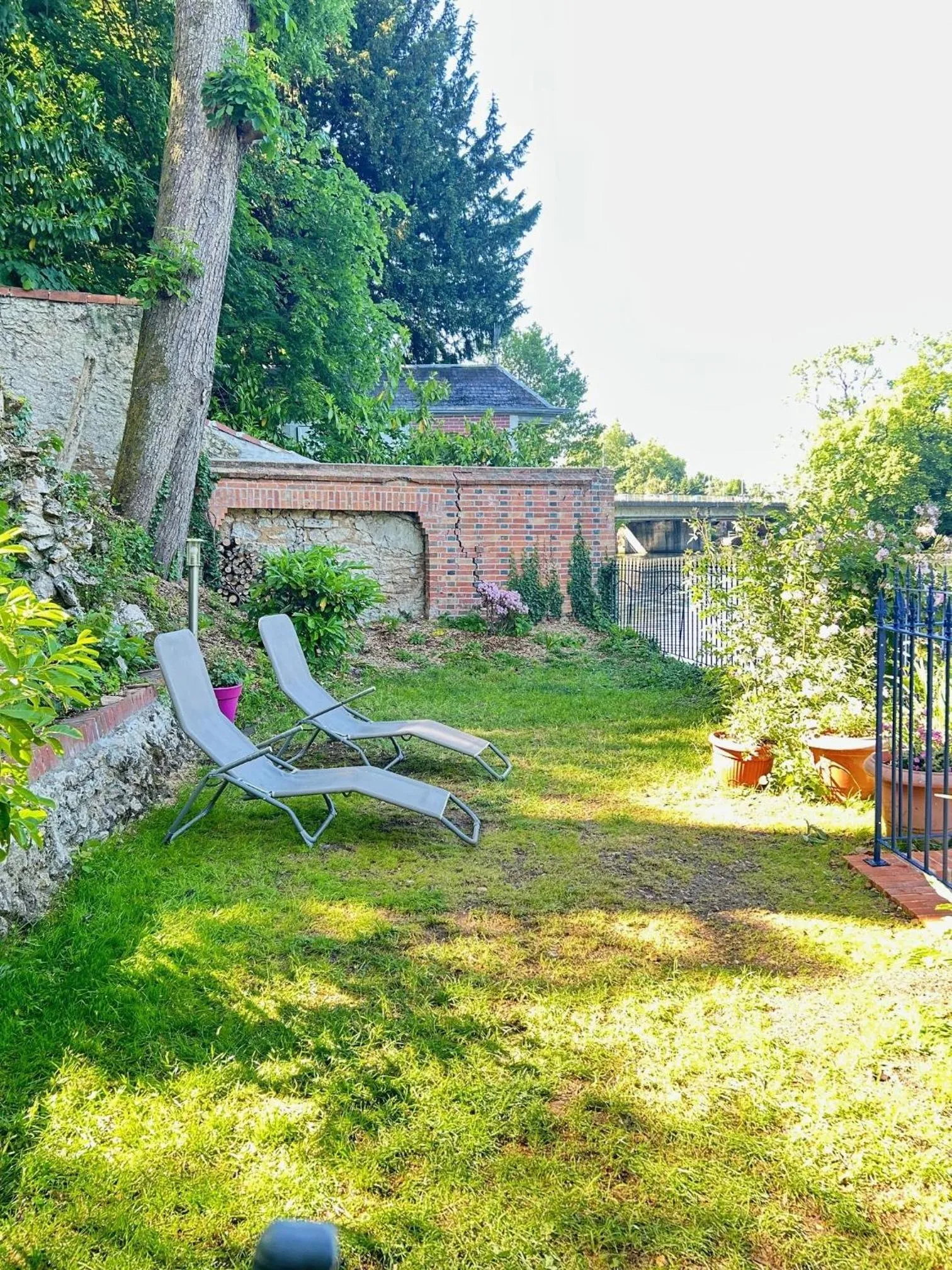 Garden in Le chalet bucolique au bord de l'eau