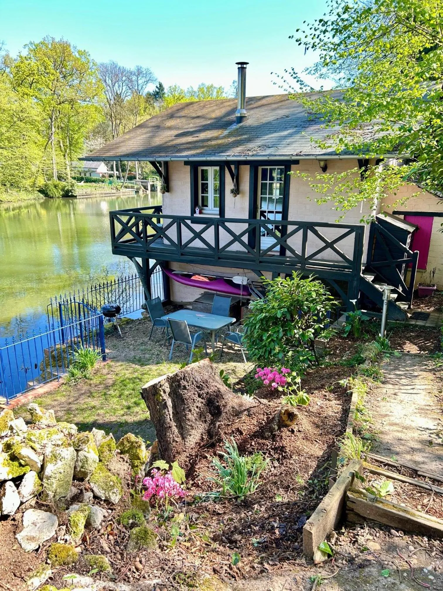 Garden in Le chalet bucolique au bord de l'eau
