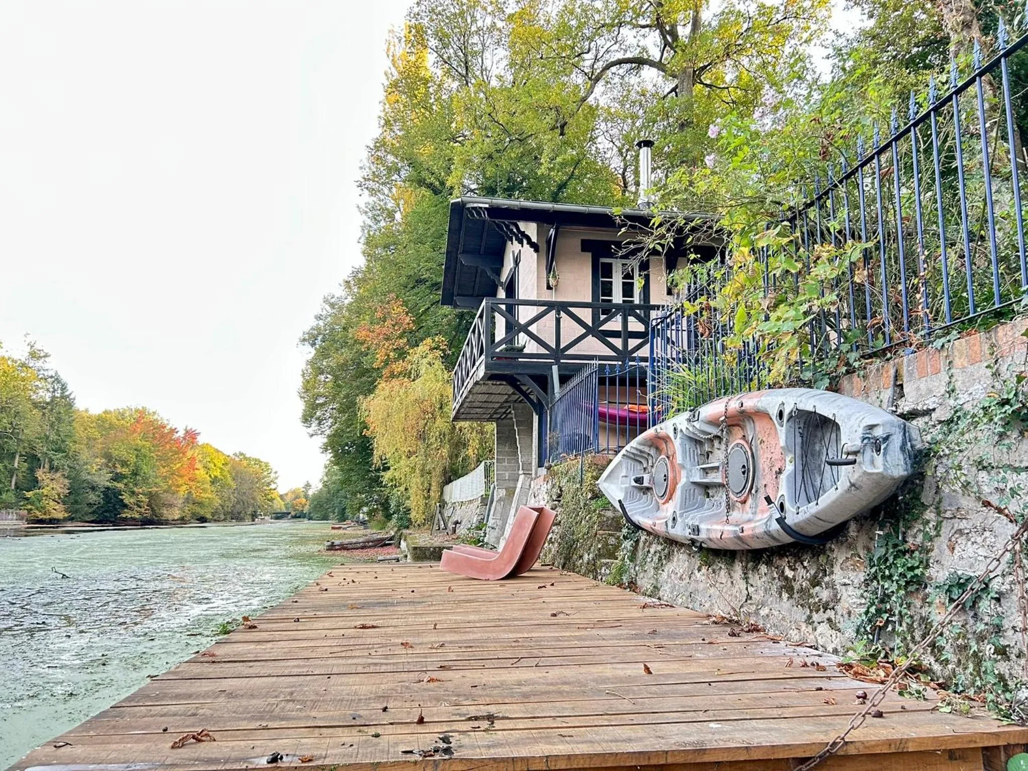 Garden in Le chalet bucolique au bord de l'eau
