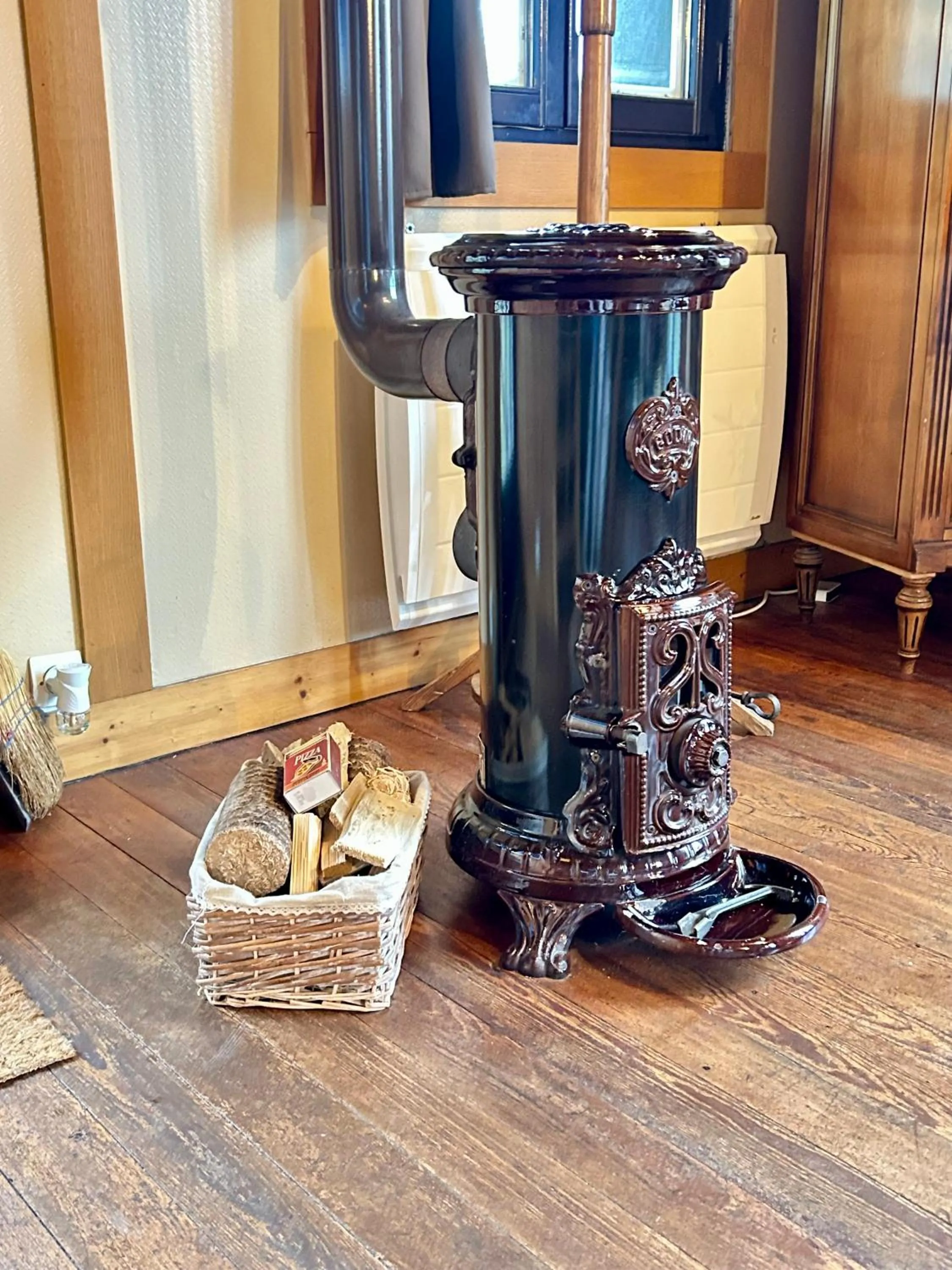 fireplace in Le chalet bucolique au bord de l'eau