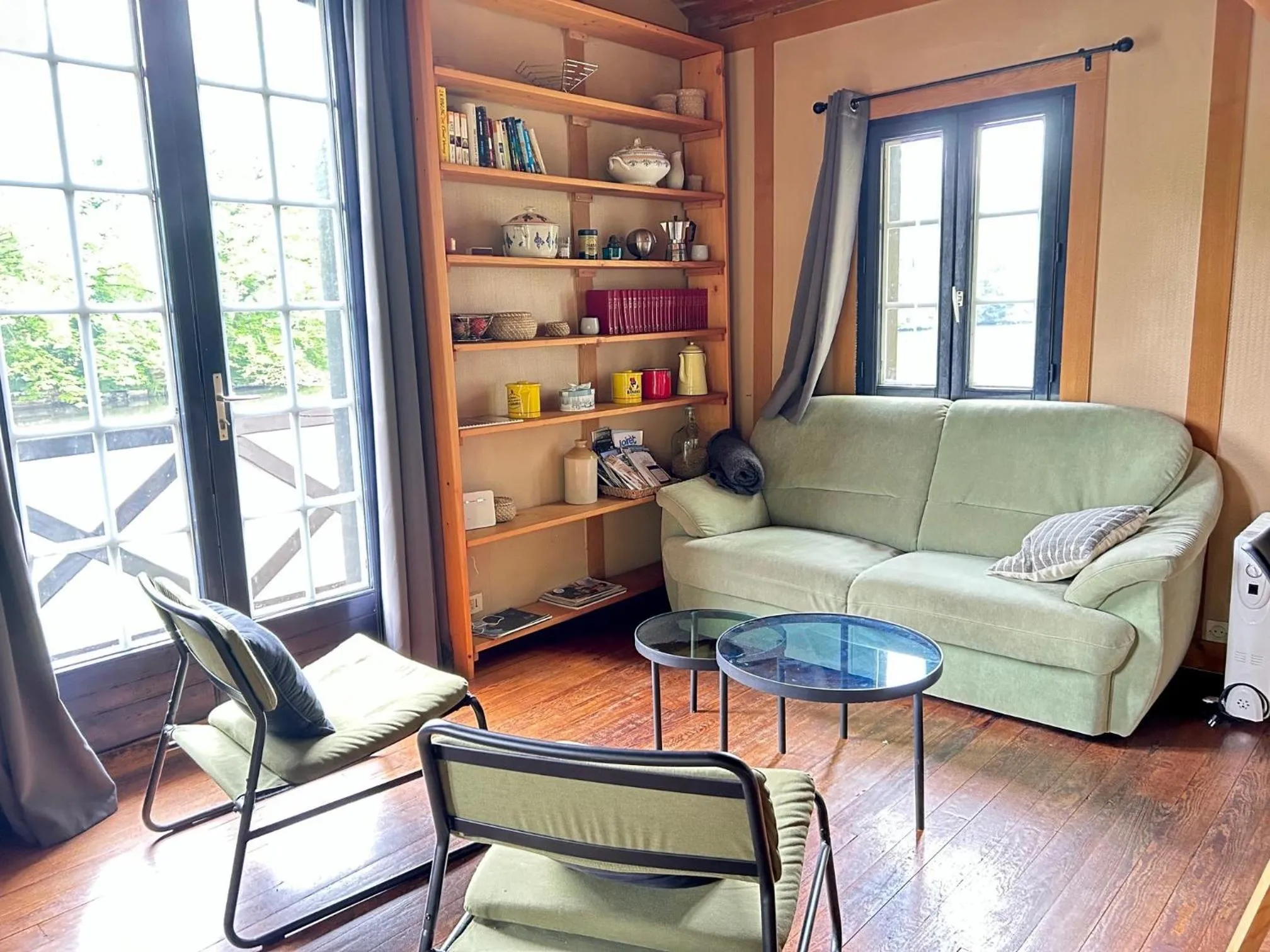 Living room in Le chalet bucolique au bord de l'eau