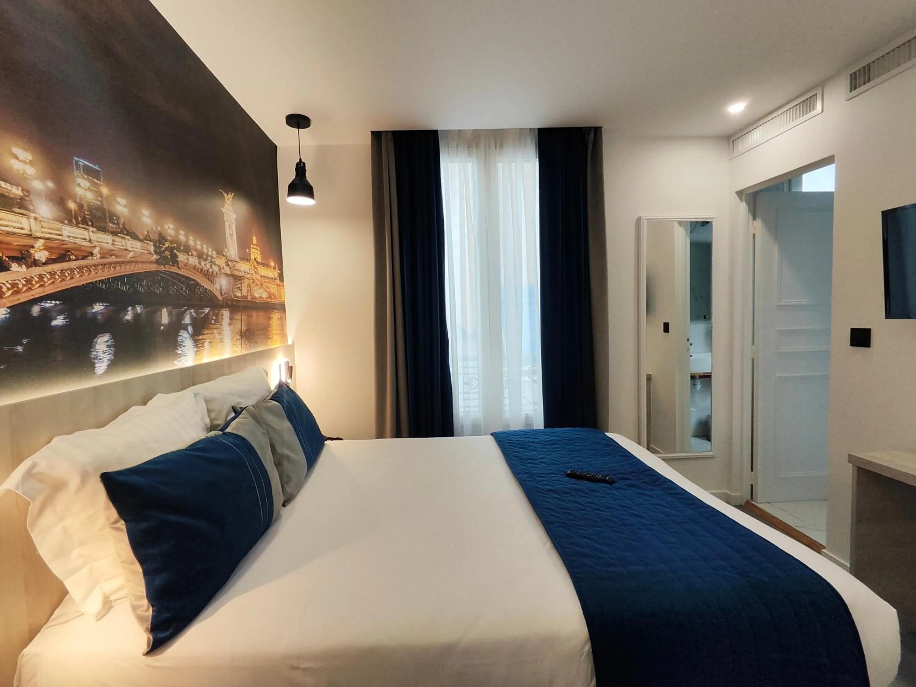 Photo of the whole room, Bed in Atelier Montparnasse Hôtel