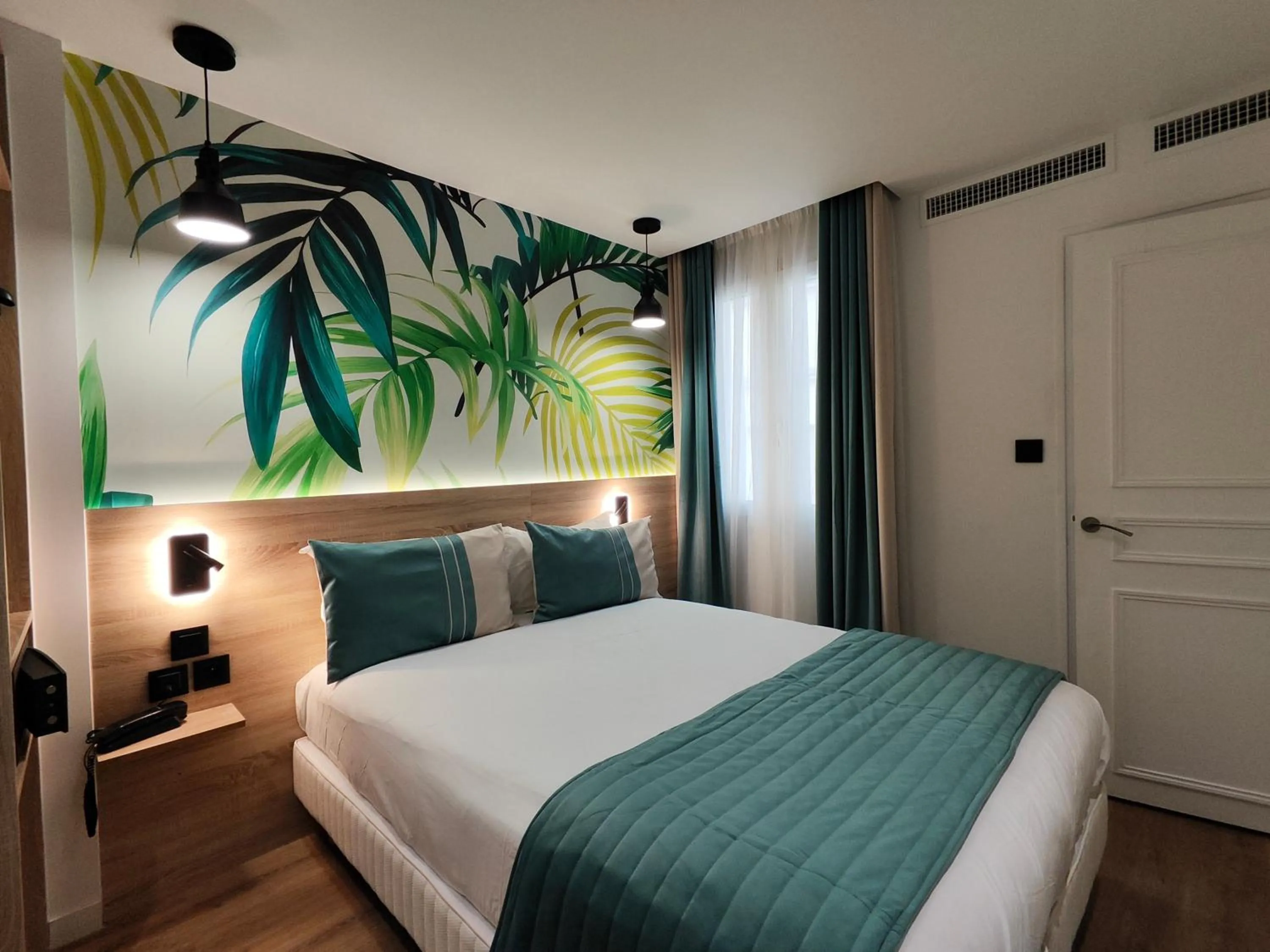 Photo of the whole room, Bed in Atelier Montparnasse Hôtel