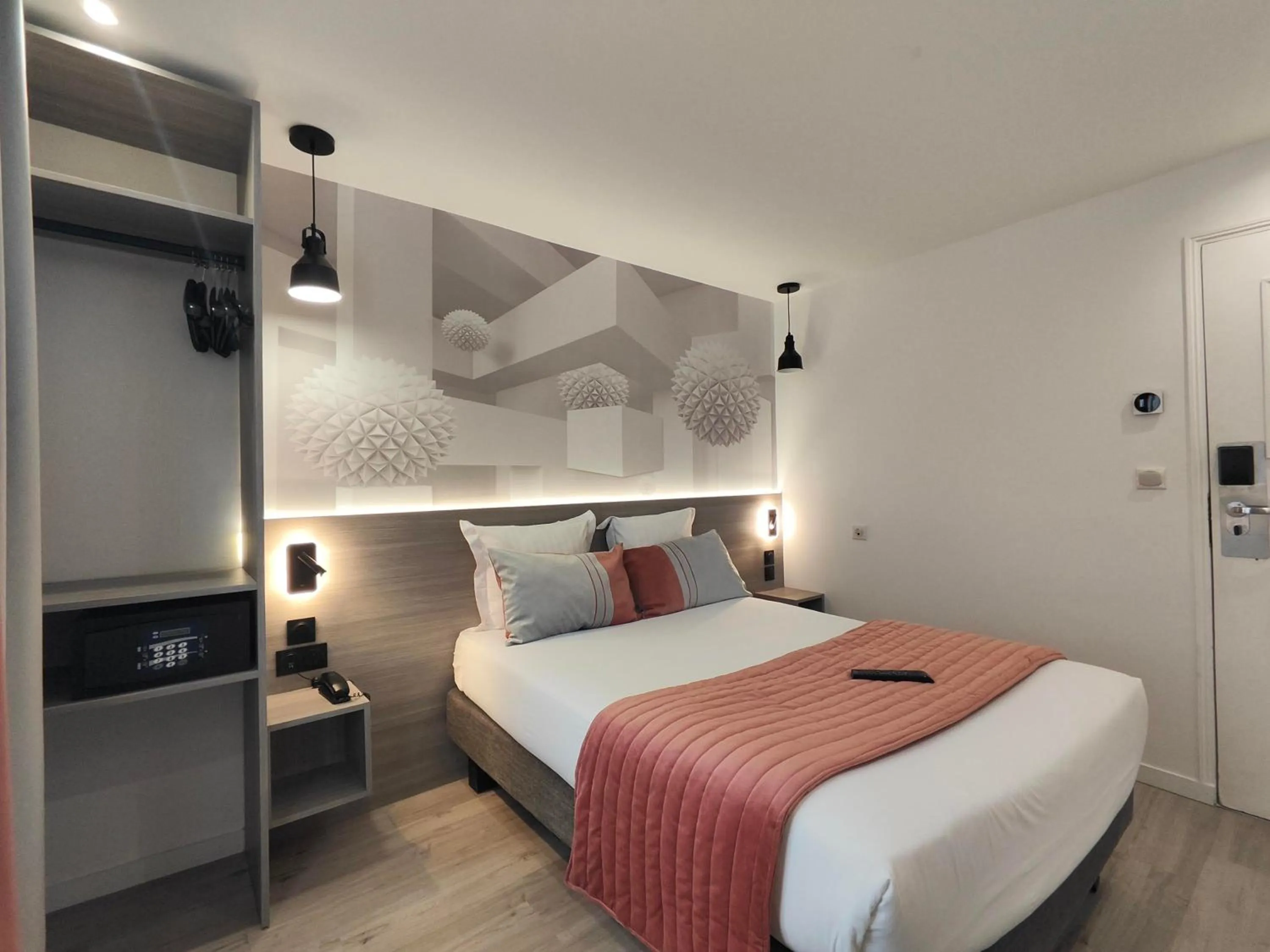 Photo of the whole room, Bed in Atelier Montparnasse Hôtel