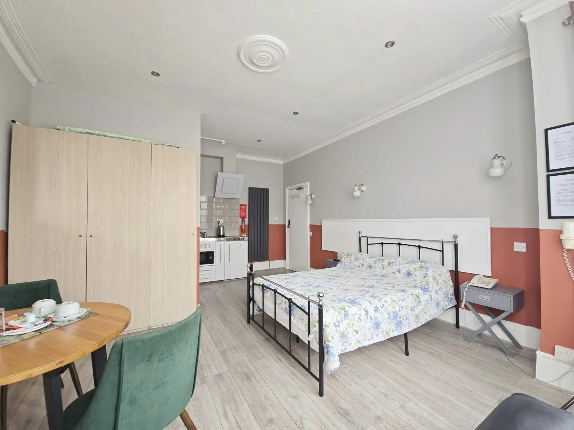 Kitchen or kitchenette, Bed in Avis Hotel