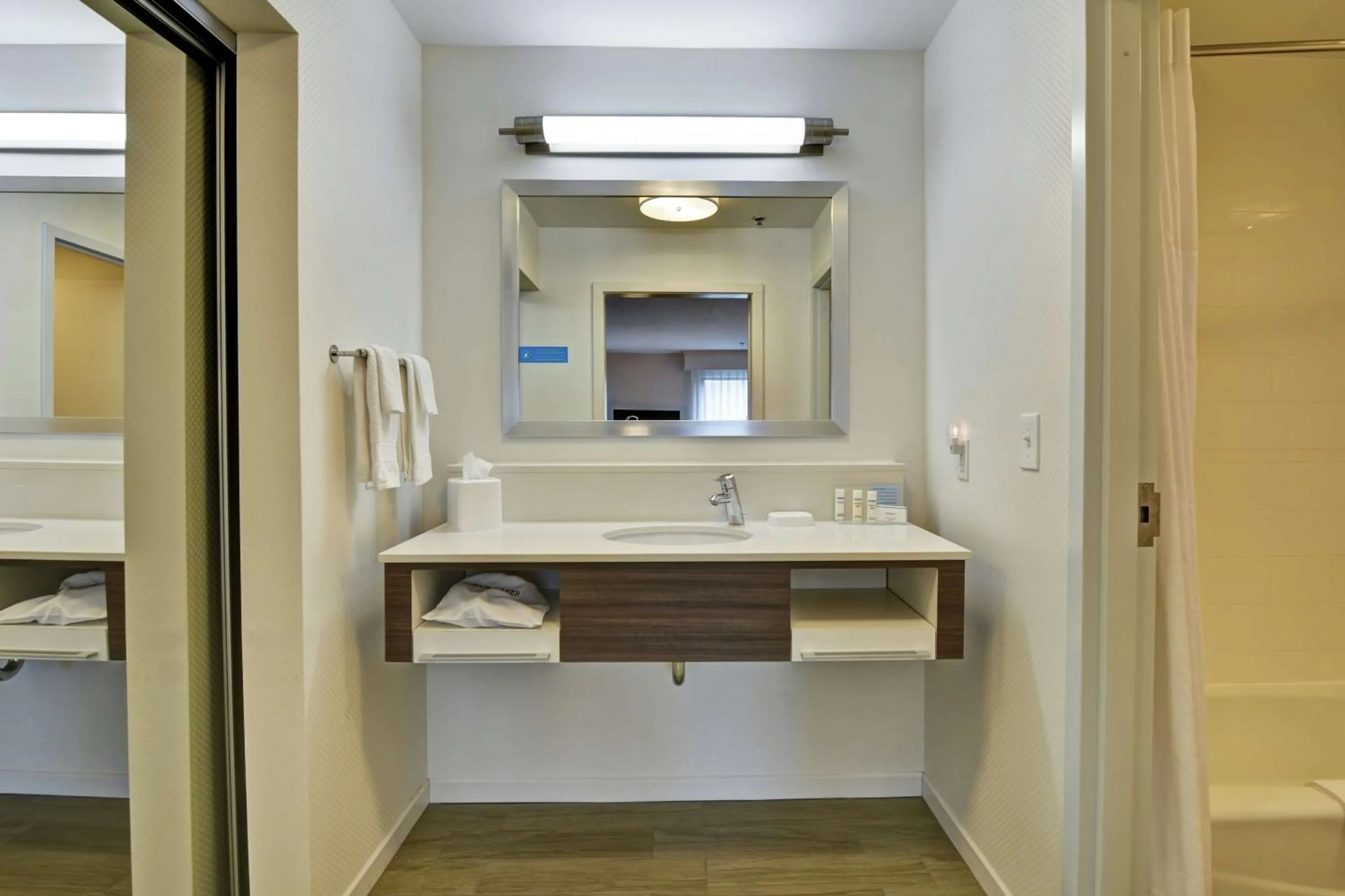 Bathroom in Hampton Inn Suites Ashland, Ohio