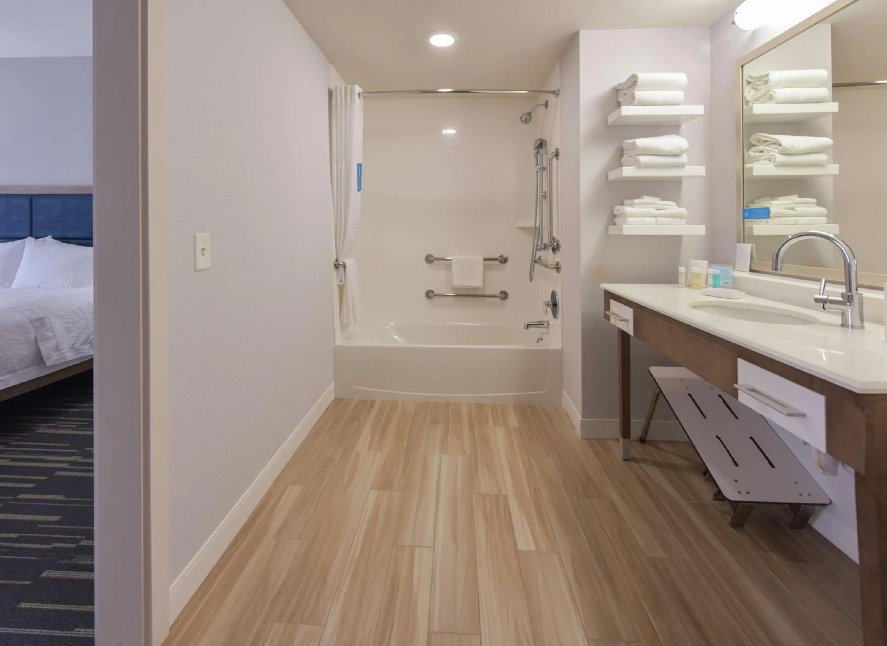 Bathroom, Bed in Hampton Inn & Suites Seattle/Redmond Wa