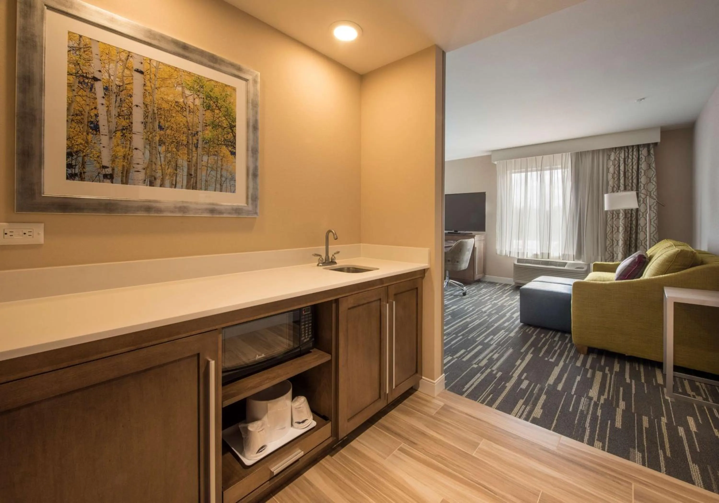 Kitchen or kitchenette in Hampton Inn & Suites Seattle/Redmond Wa
