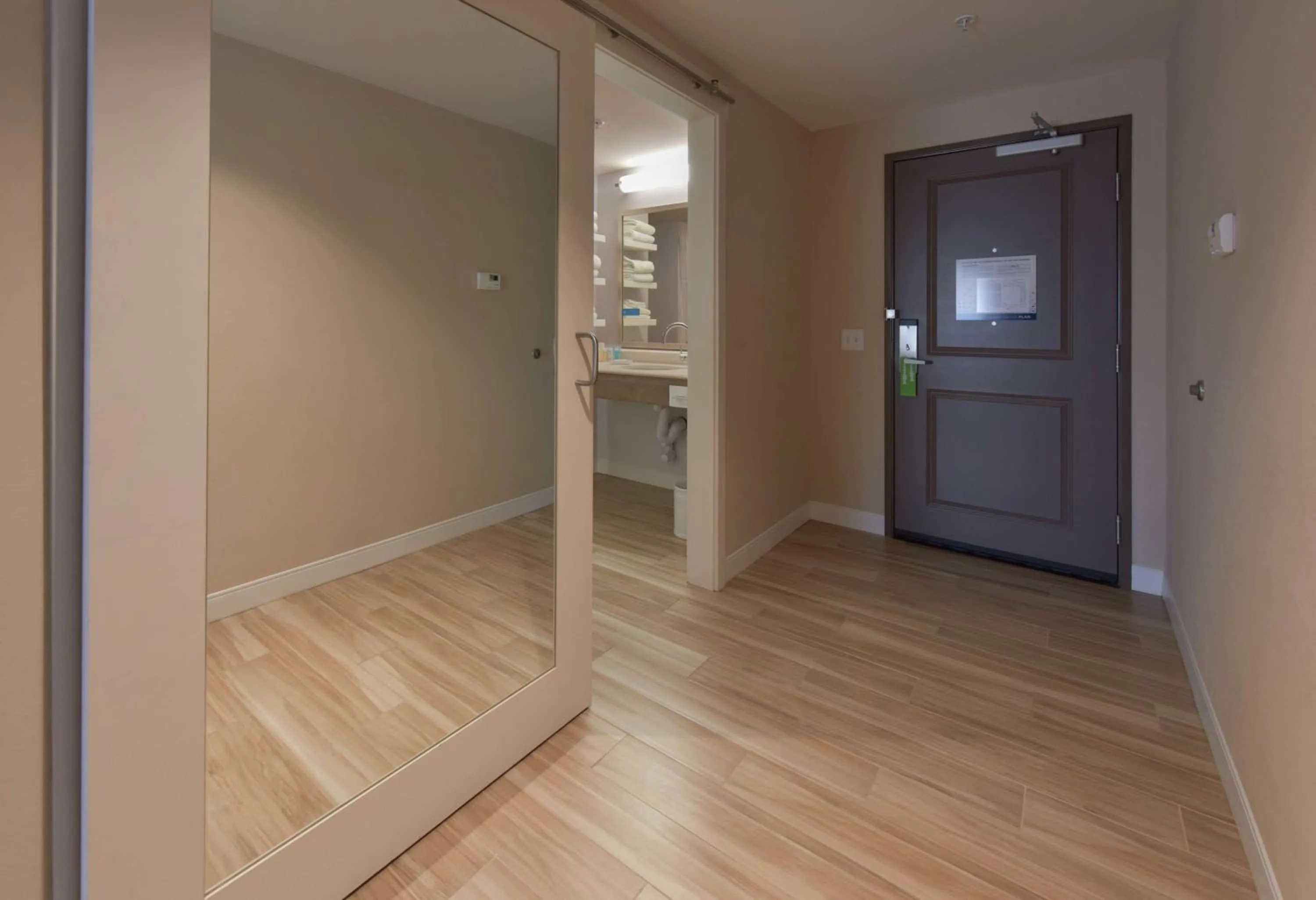 Photo of the whole room in Hampton Inn & Suites Seattle/Redmond Wa