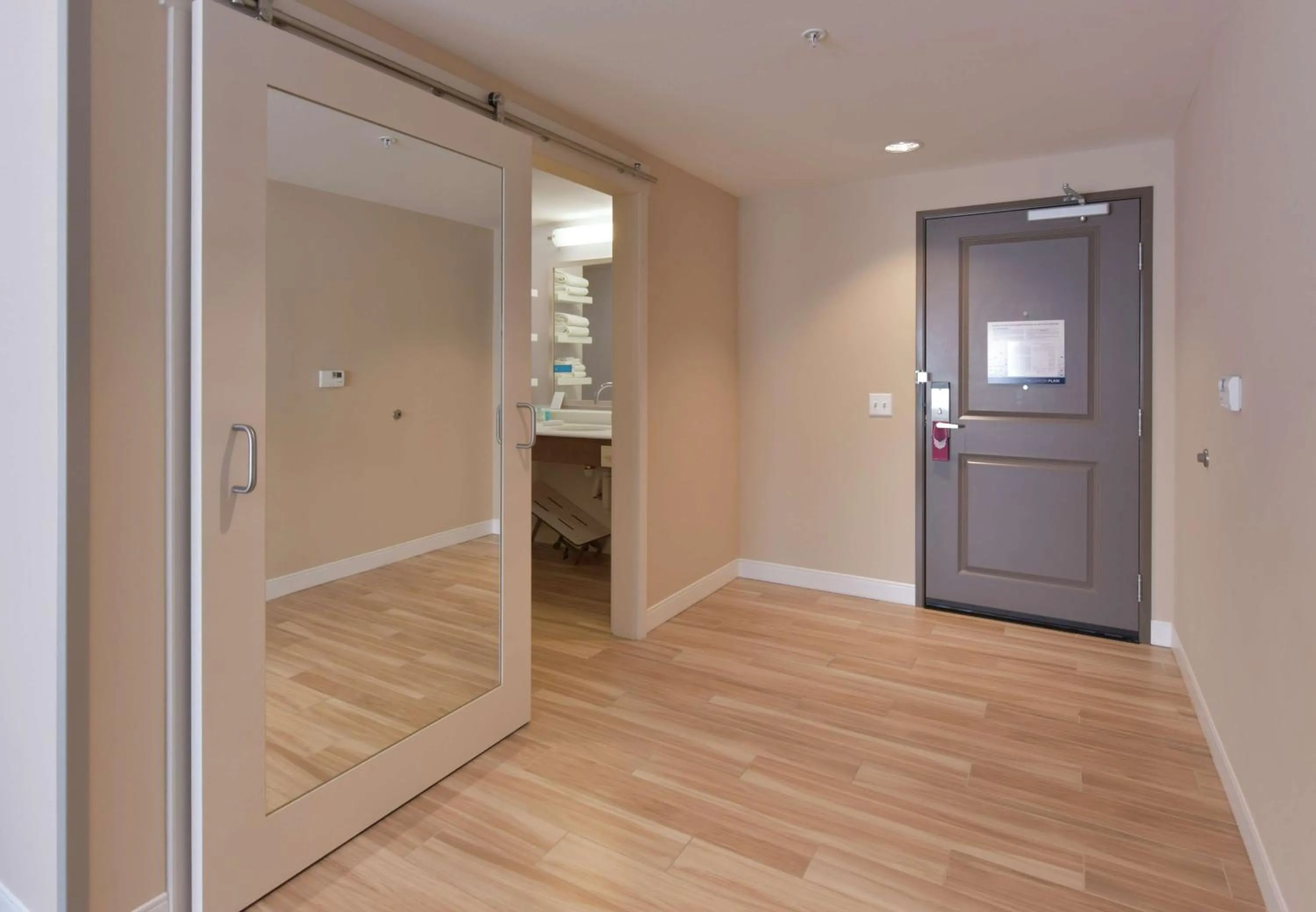 Photo of the whole room in Hampton Inn & Suites Seattle/Redmond Wa