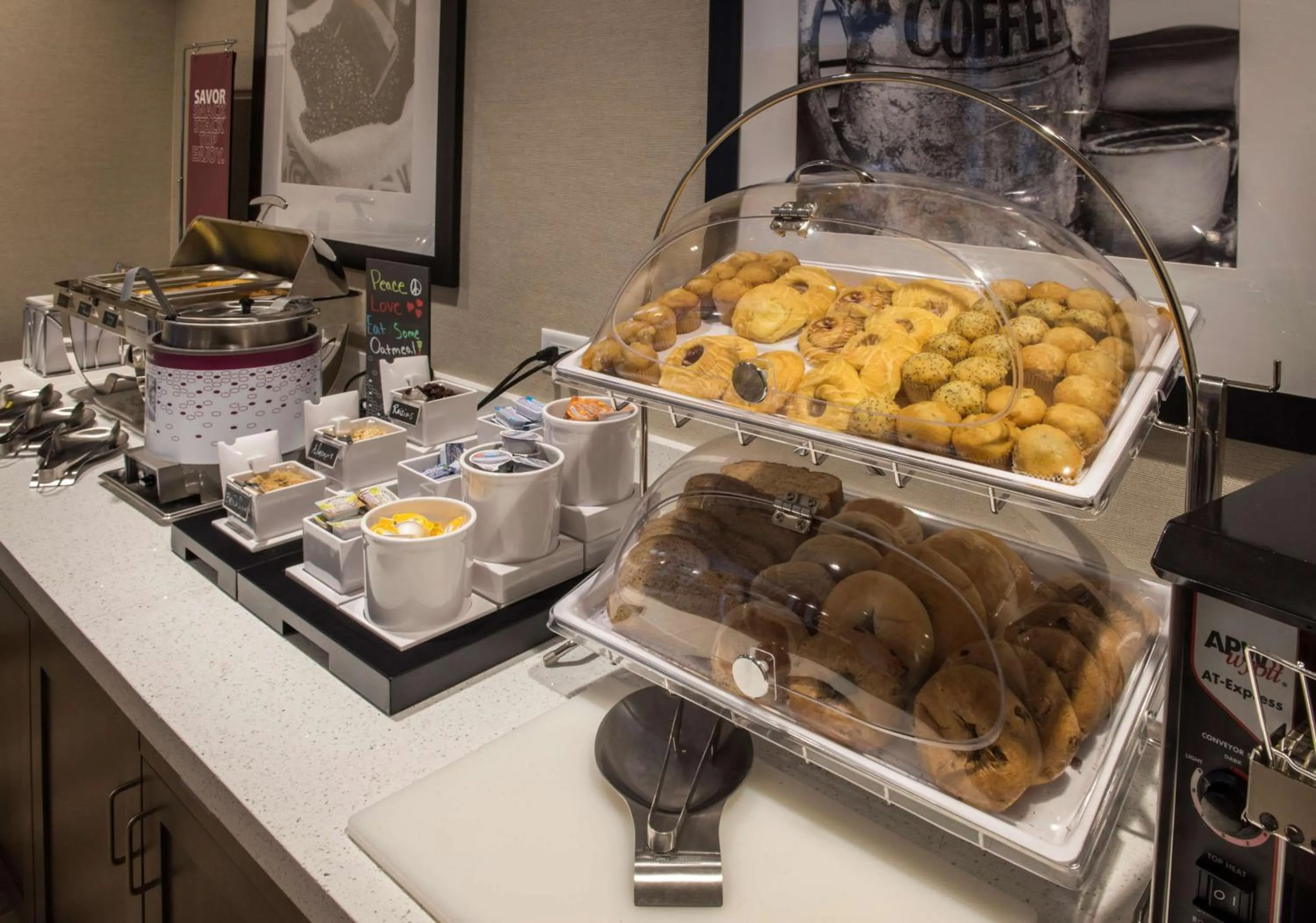 Dining area in Hampton Inn & Suites Seattle/Redmond Wa