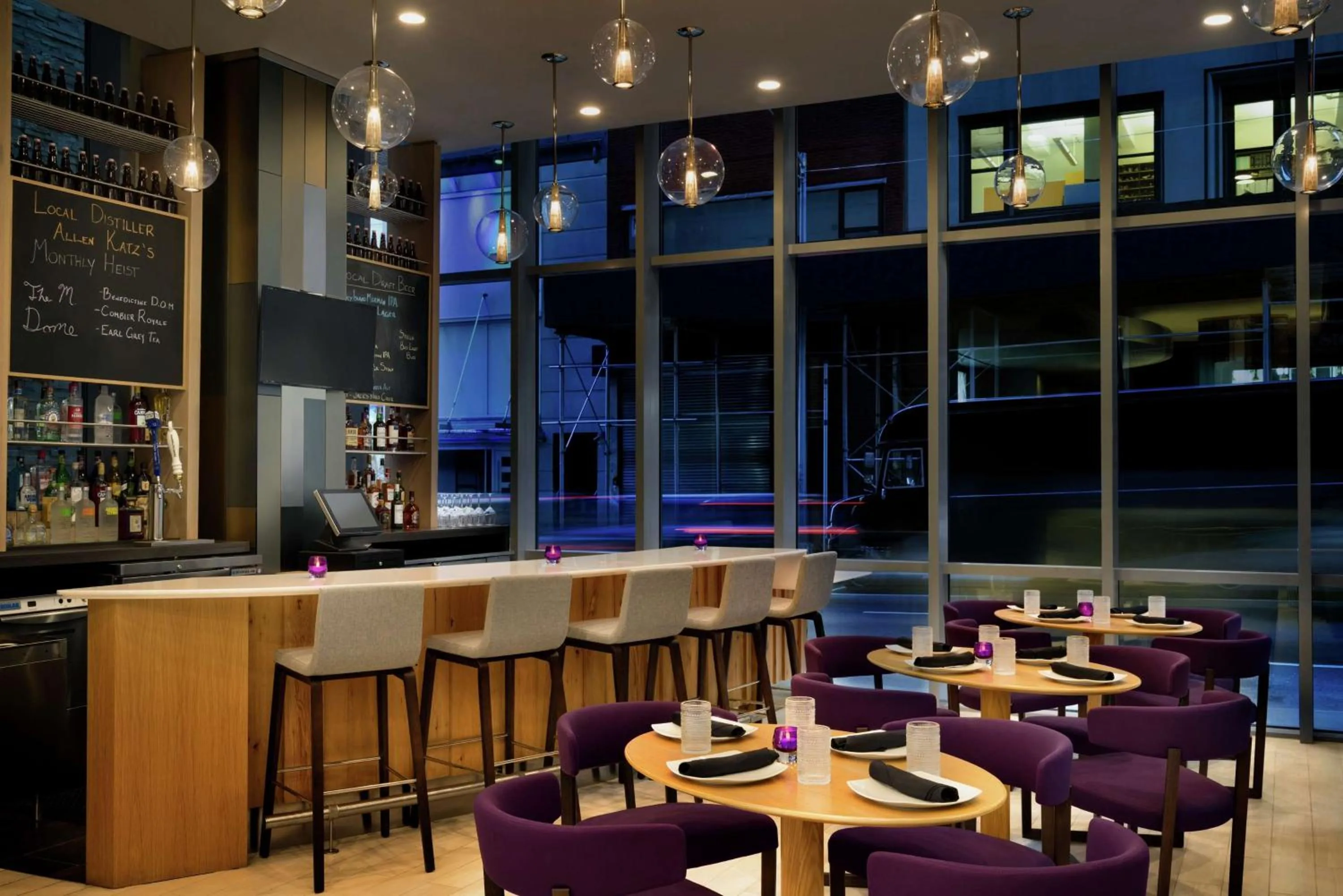 Lounge or bar in Embassy Suites By Hilton New York Manhattan Times Square