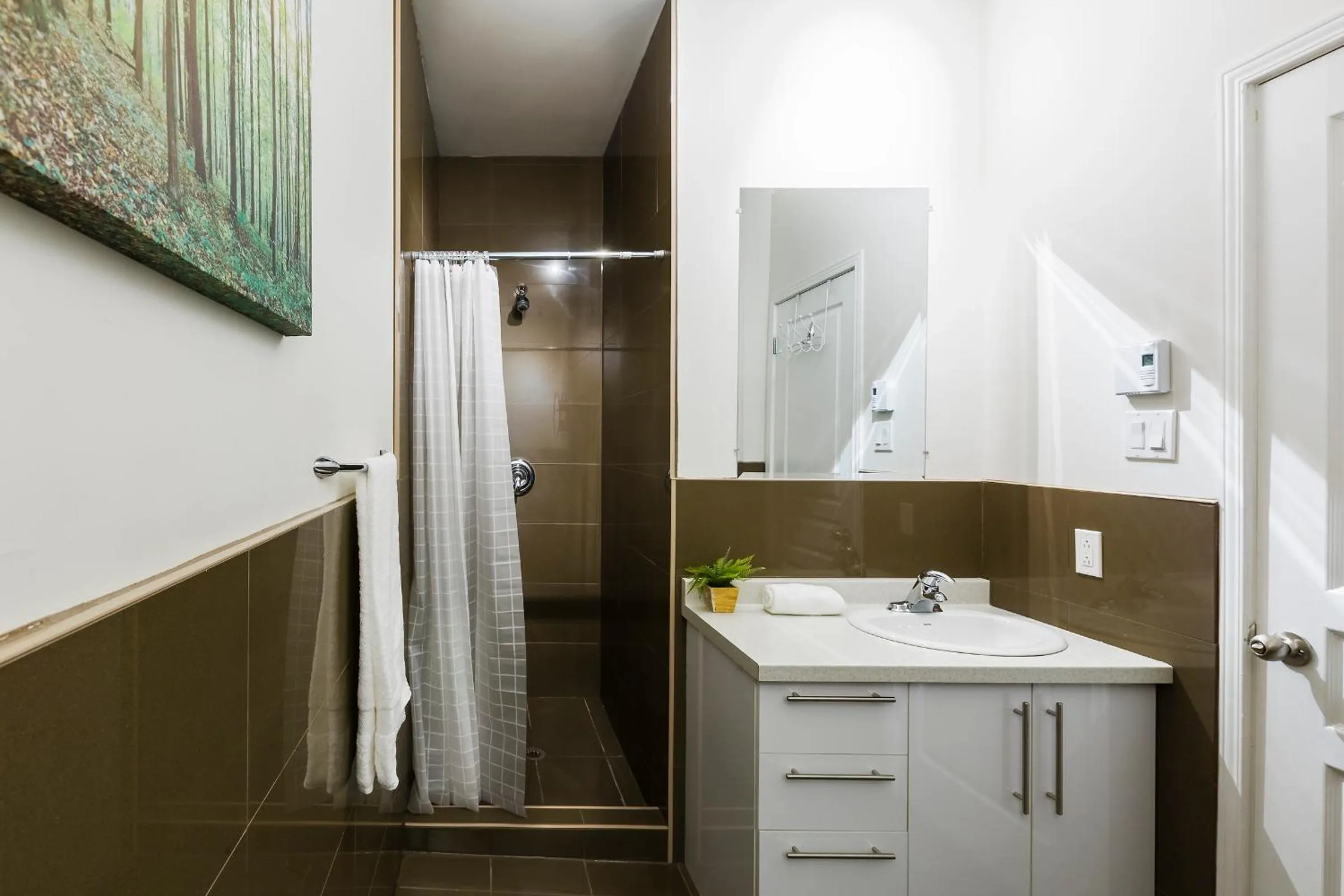 Shower in MTLVacationRentals -The Chic Laurier